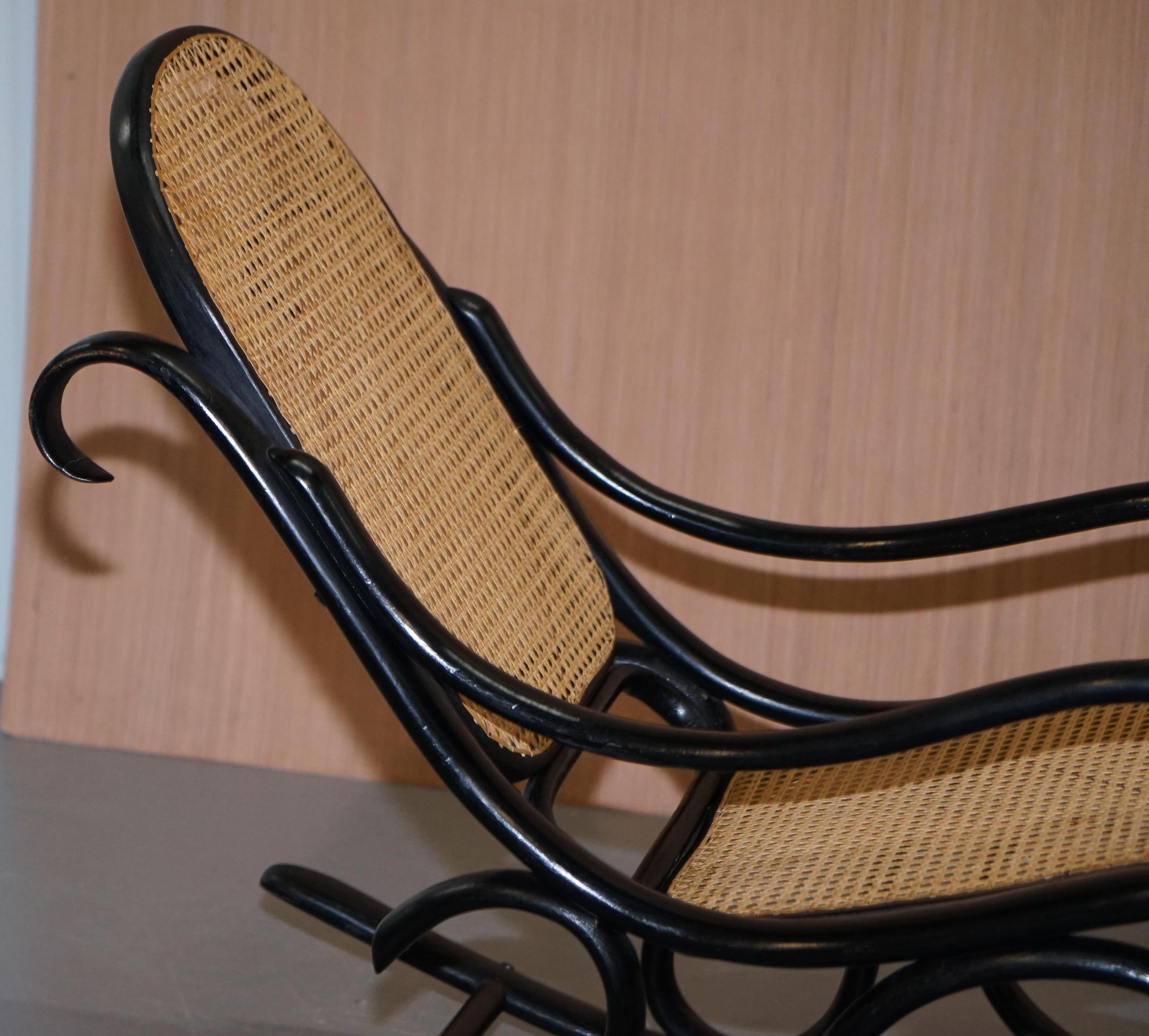 Ravissant petit fauteuil bergère vintage en rotin noir ébénisé Thonet en vente 1