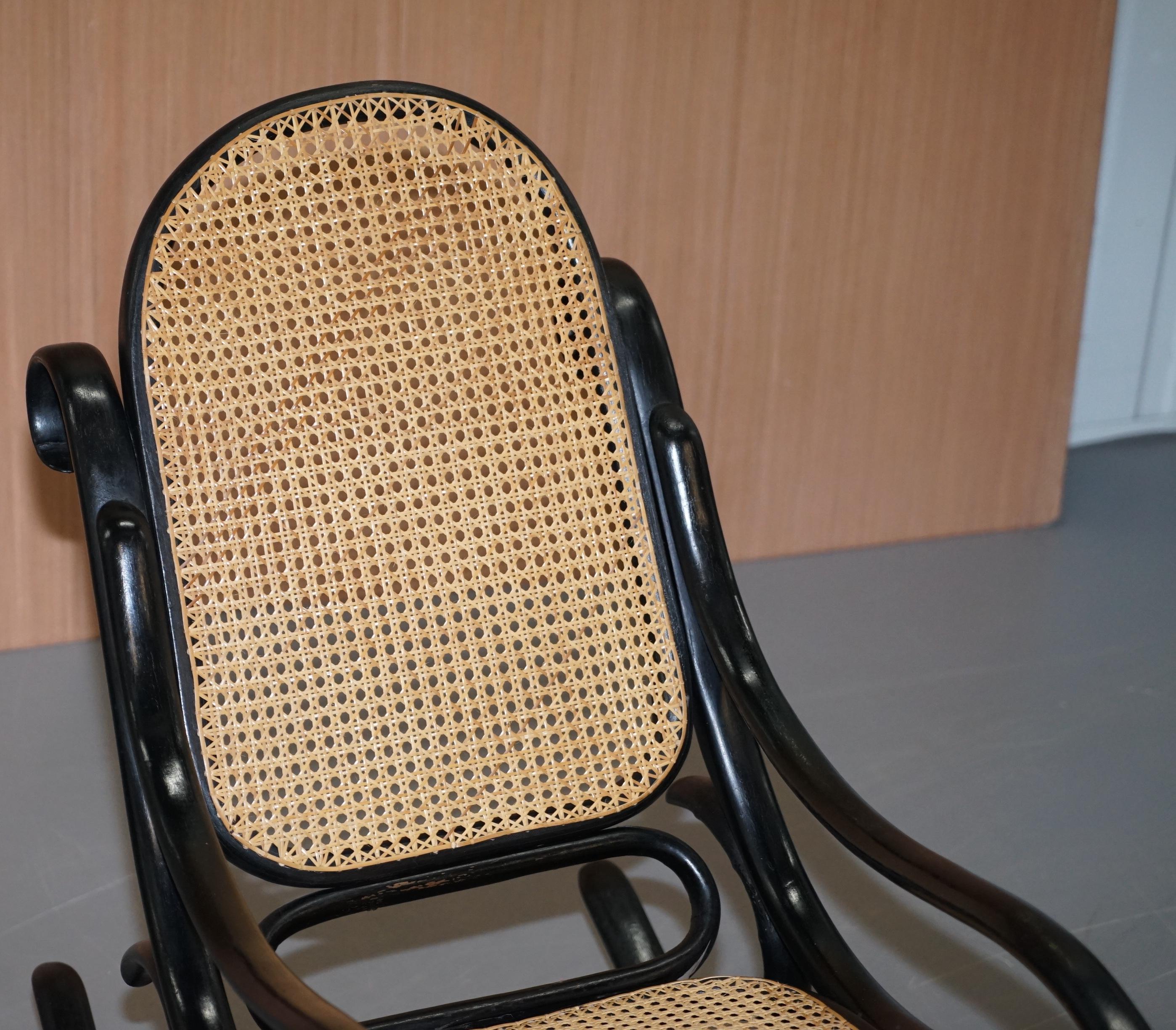 Victorien Ravissant petit fauteuil bergère vintage en rotin noir ébénisé Thonet en vente