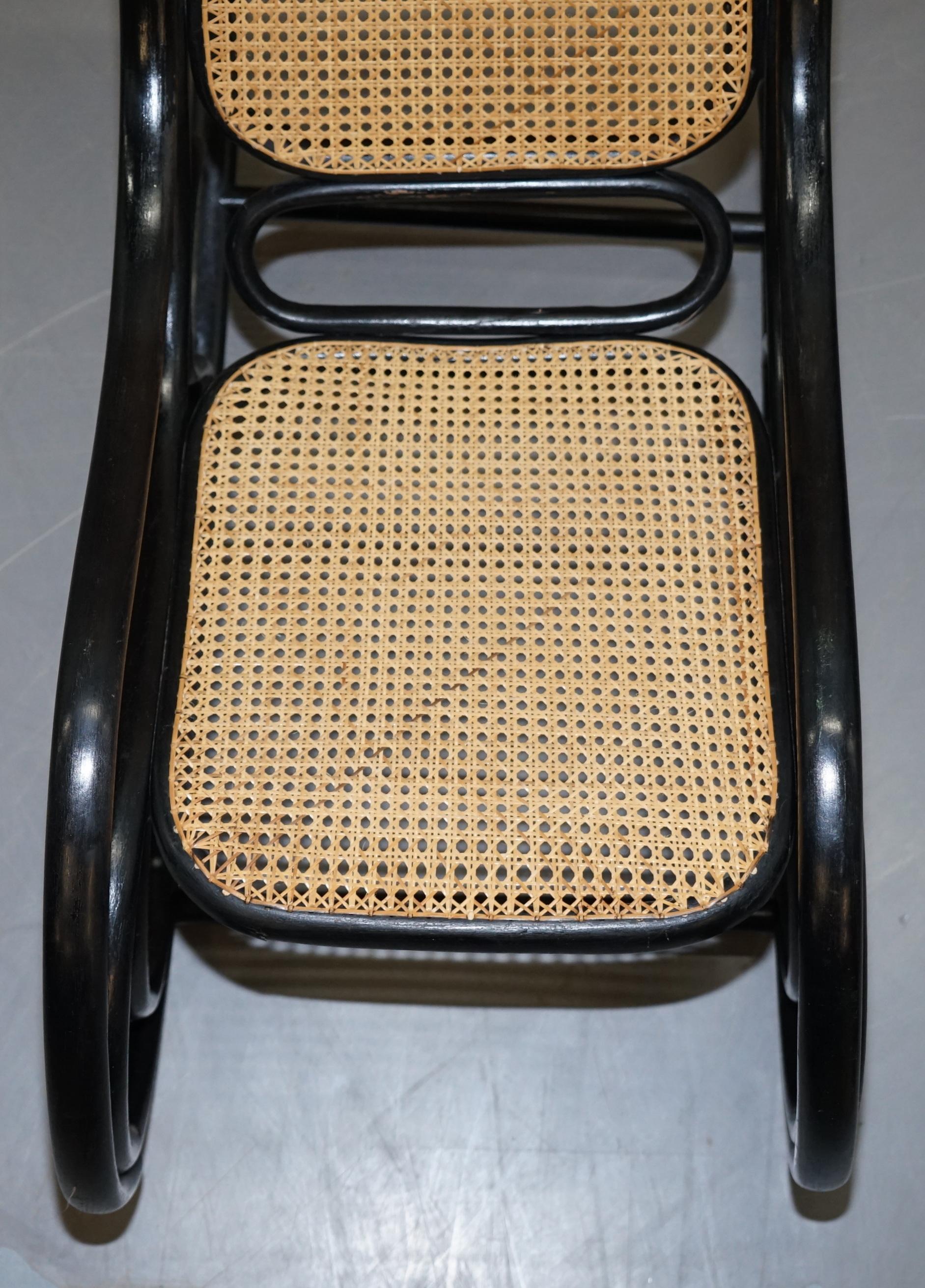 Anglais Ravissant petit fauteuil bergère vintage en rotin noir ébénisé Thonet en vente