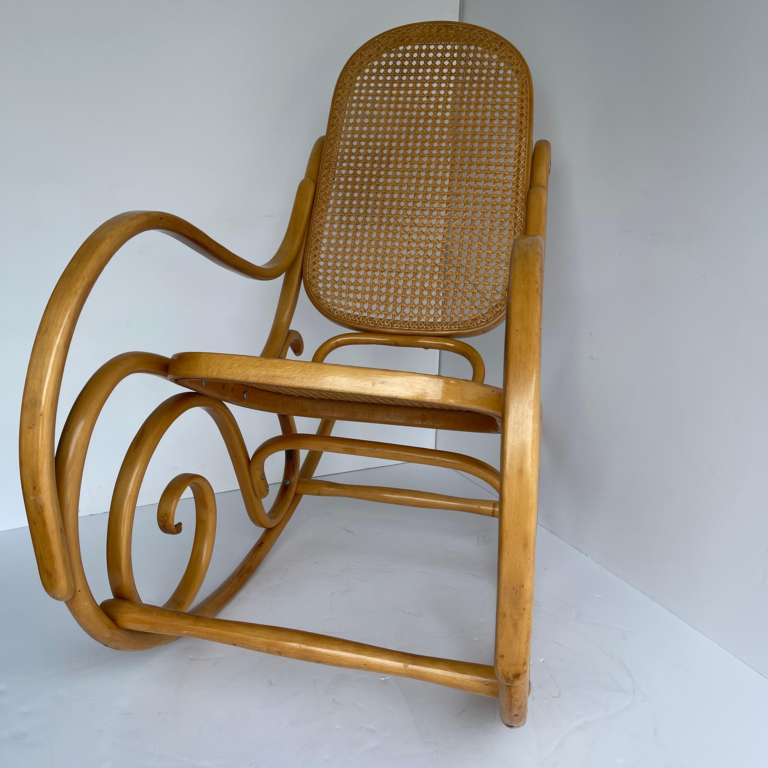 Hand-Crafted Vintage Thonet Schaukelstuhl Rocking Chair, Mid-Century Modern