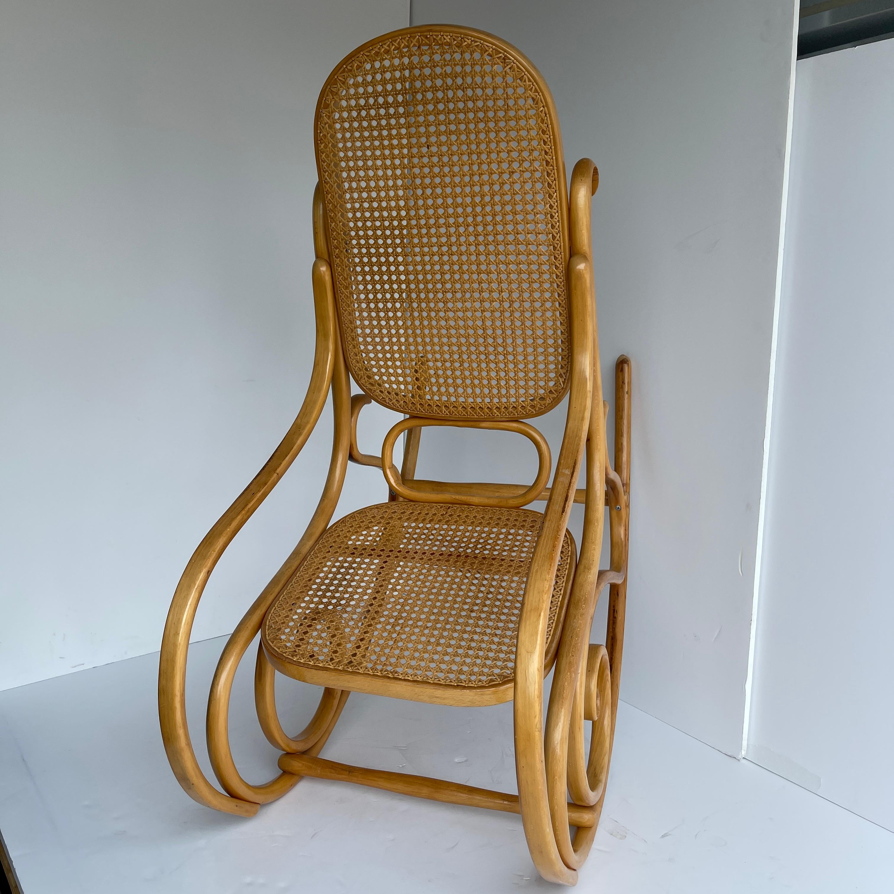 Vintage Thonet Schaukelstuhl Rocking Chair, Mid-Century Modern In Good Condition In Haddonfield, NJ