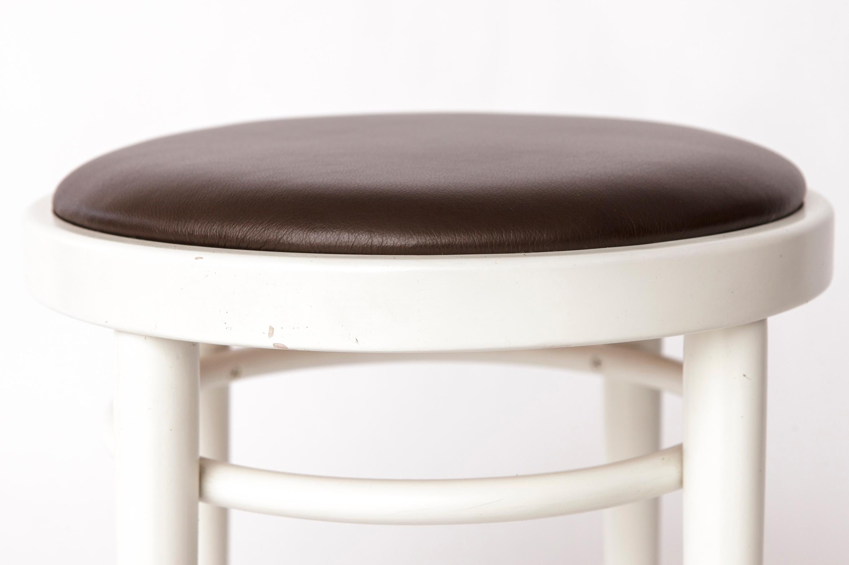 Taburete Thonet Vintage - Madera lacada en blanco con asiento de cuero marrón - Años 90-2000
Un taburete elegante y bien elaborado de Thonet, probablemente fabricado entre los años 90 y principios de los 2000.

El taburete tiene un robusto armazón