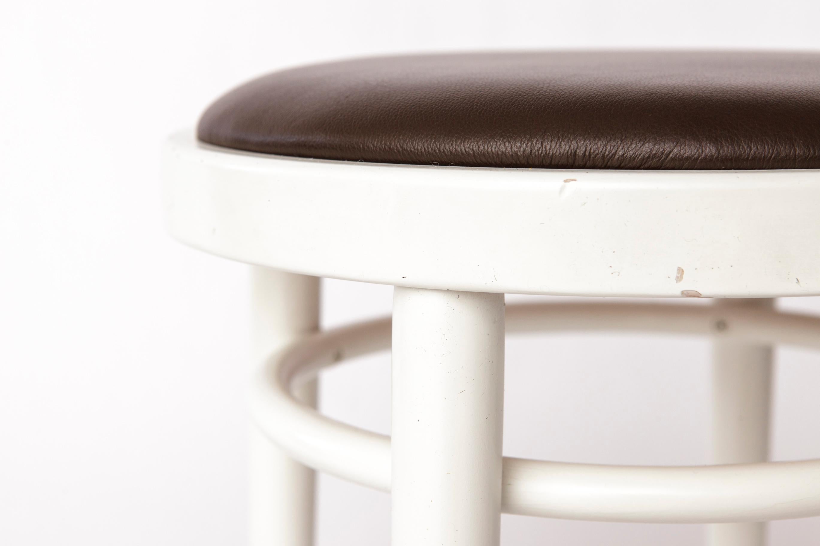 Taburete Thonet Vintage - Madera lacada en blanco y cuero marrón - Años 90-2000 Moderno de mediados de siglo en venta