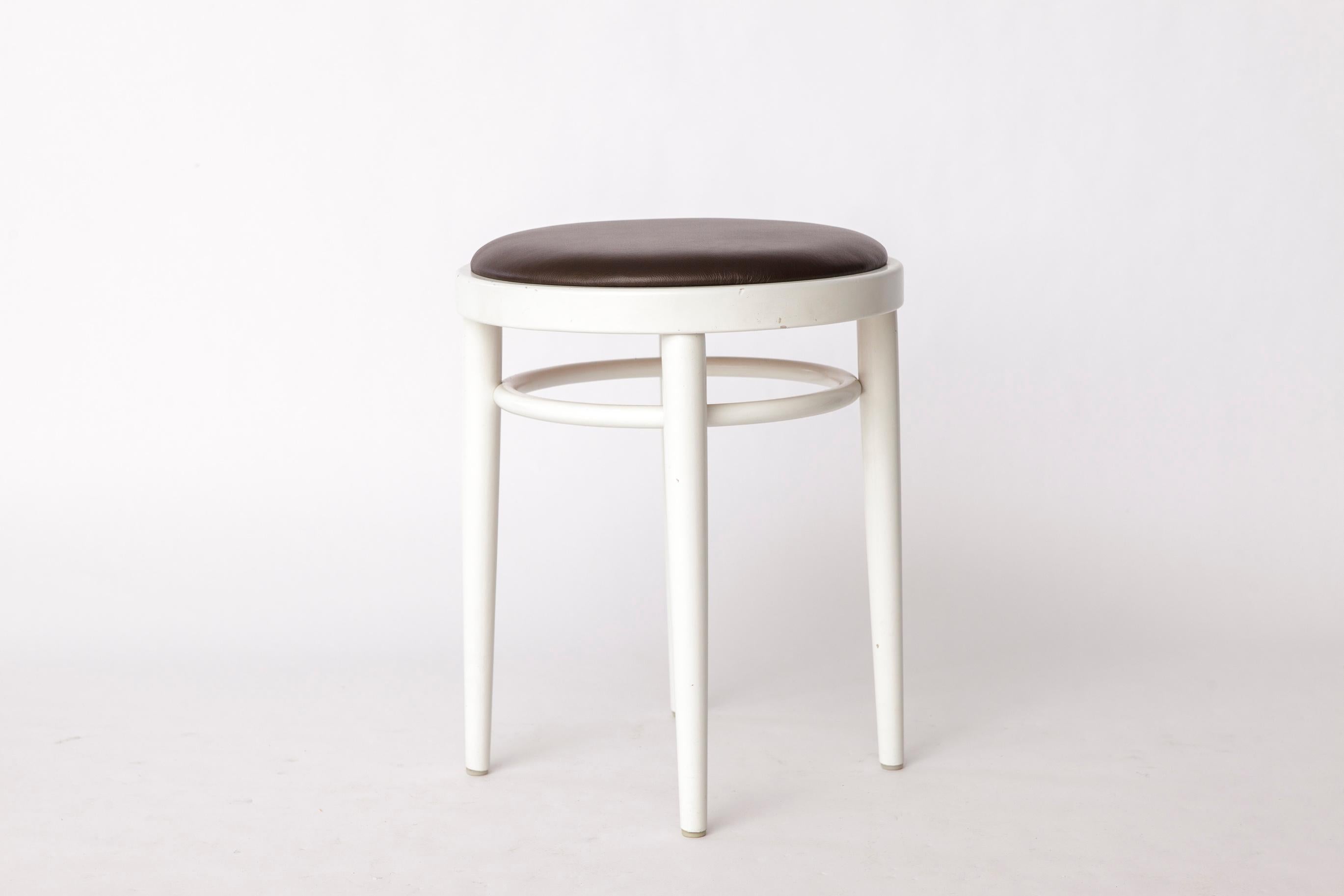 Taburete Thonet Vintage - Madera lacada en blanco y cuero marrón - Años 90-2000 en Bueno estado para la venta en Hannover, DE