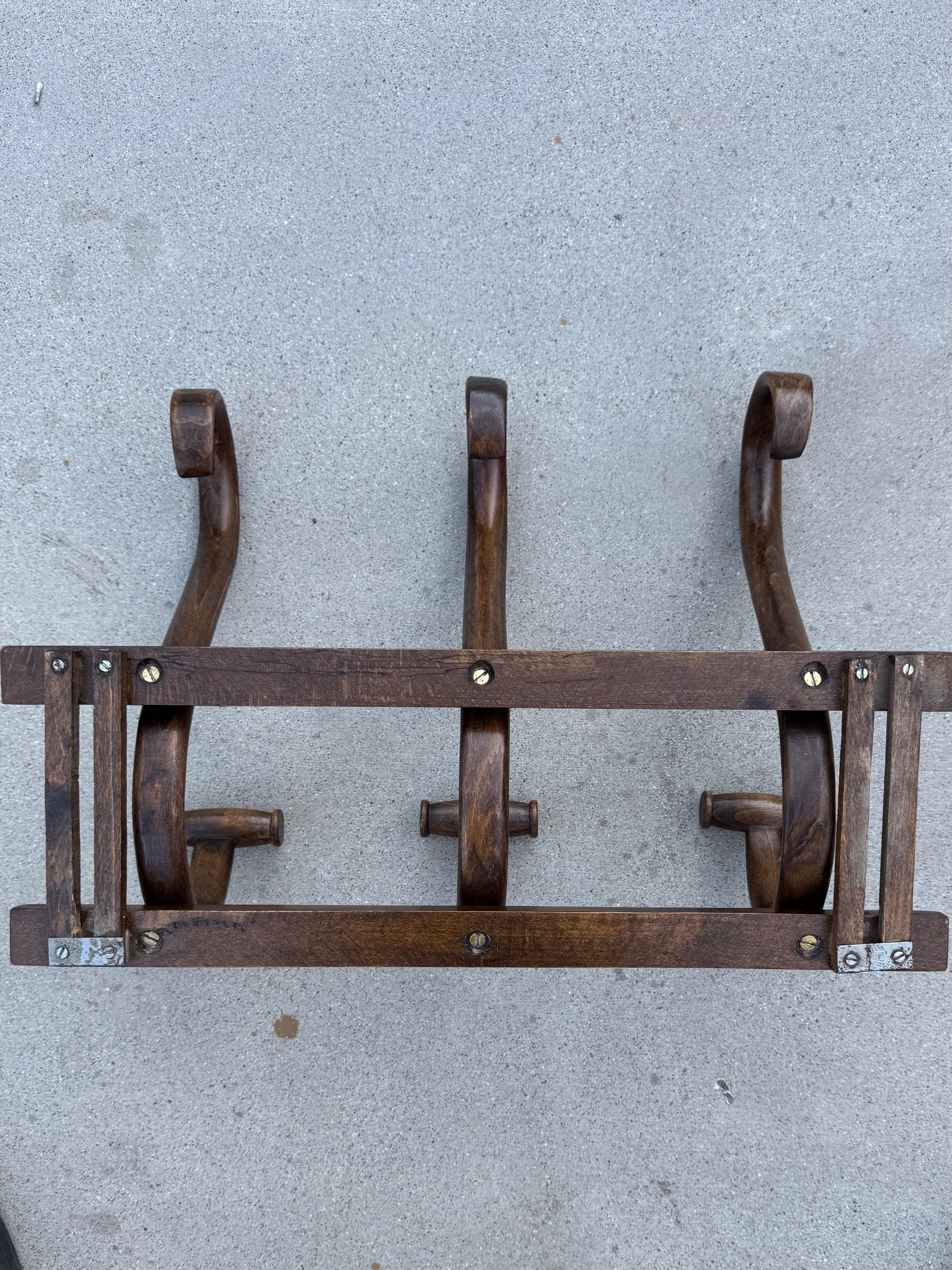 Appendiabiti da parete in legno curvato in stile Thonet con ganci curvi, 20° secolo in vendita 4