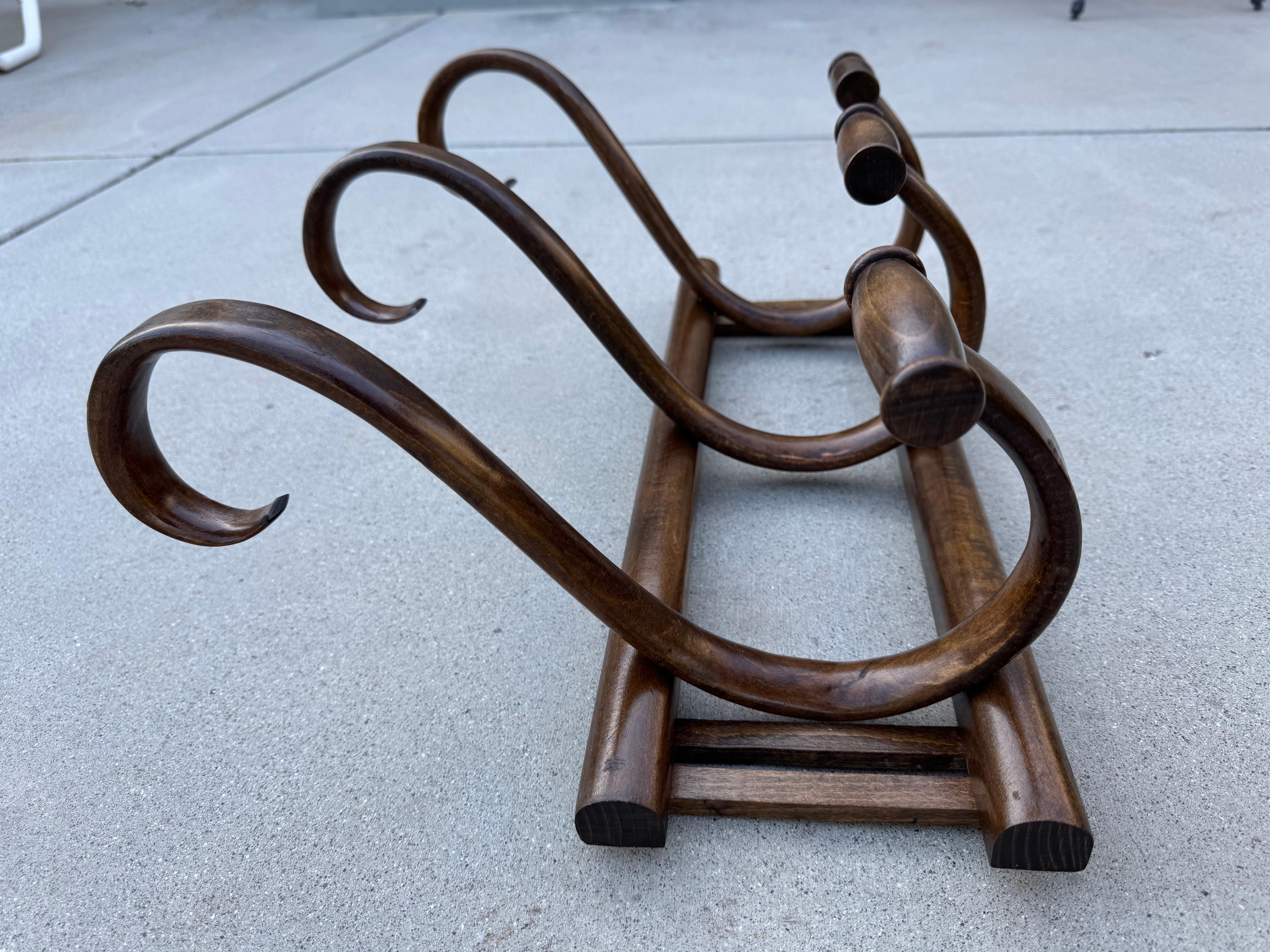 Industriale Appendiabiti da parete in legno curvato in stile Thonet con ganci curvi, 20° secolo in vendita