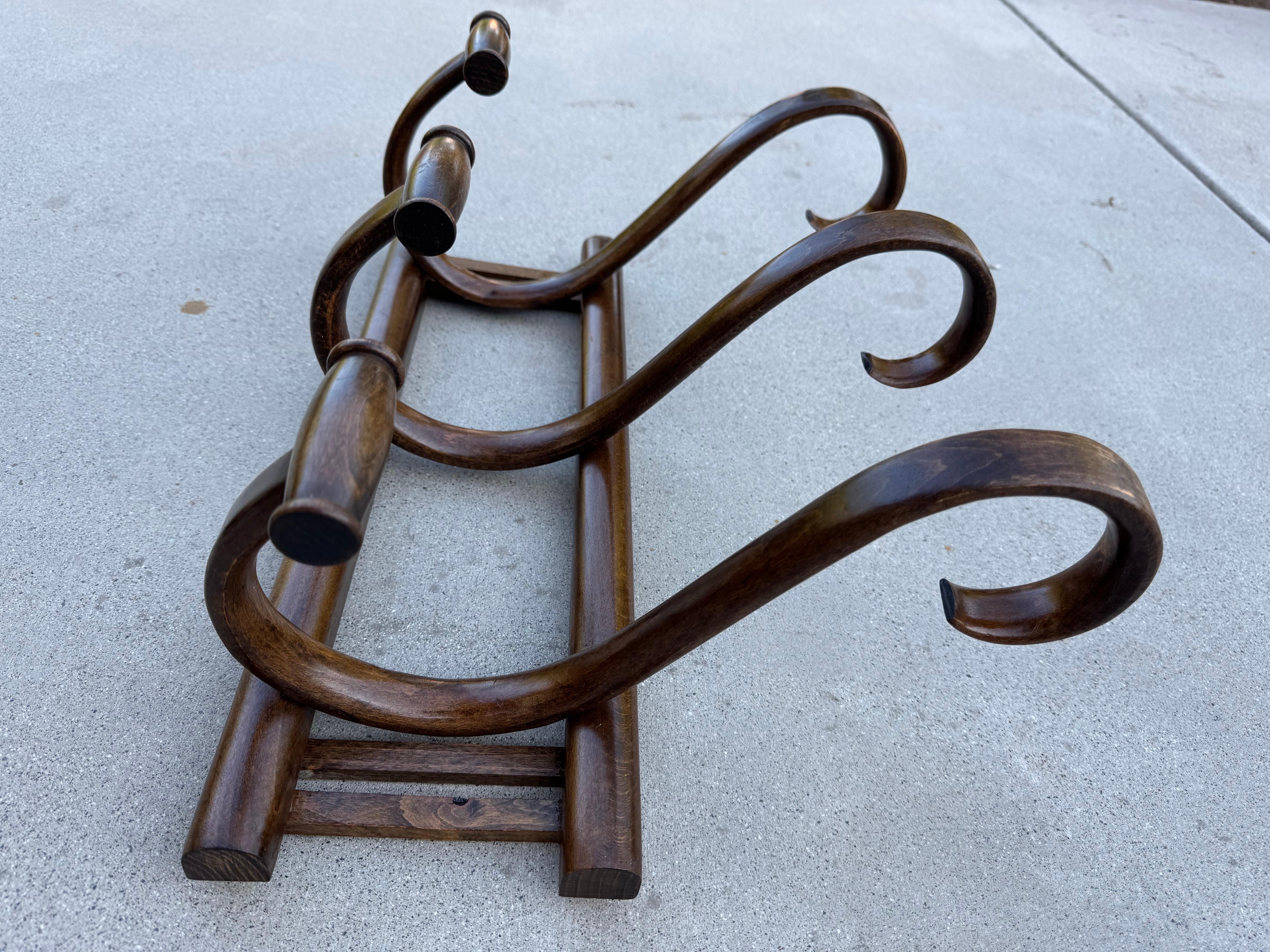 Austriaco Appendiabiti da parete in legno curvato in stile Thonet con ganci curvi, 20° secolo in vendita