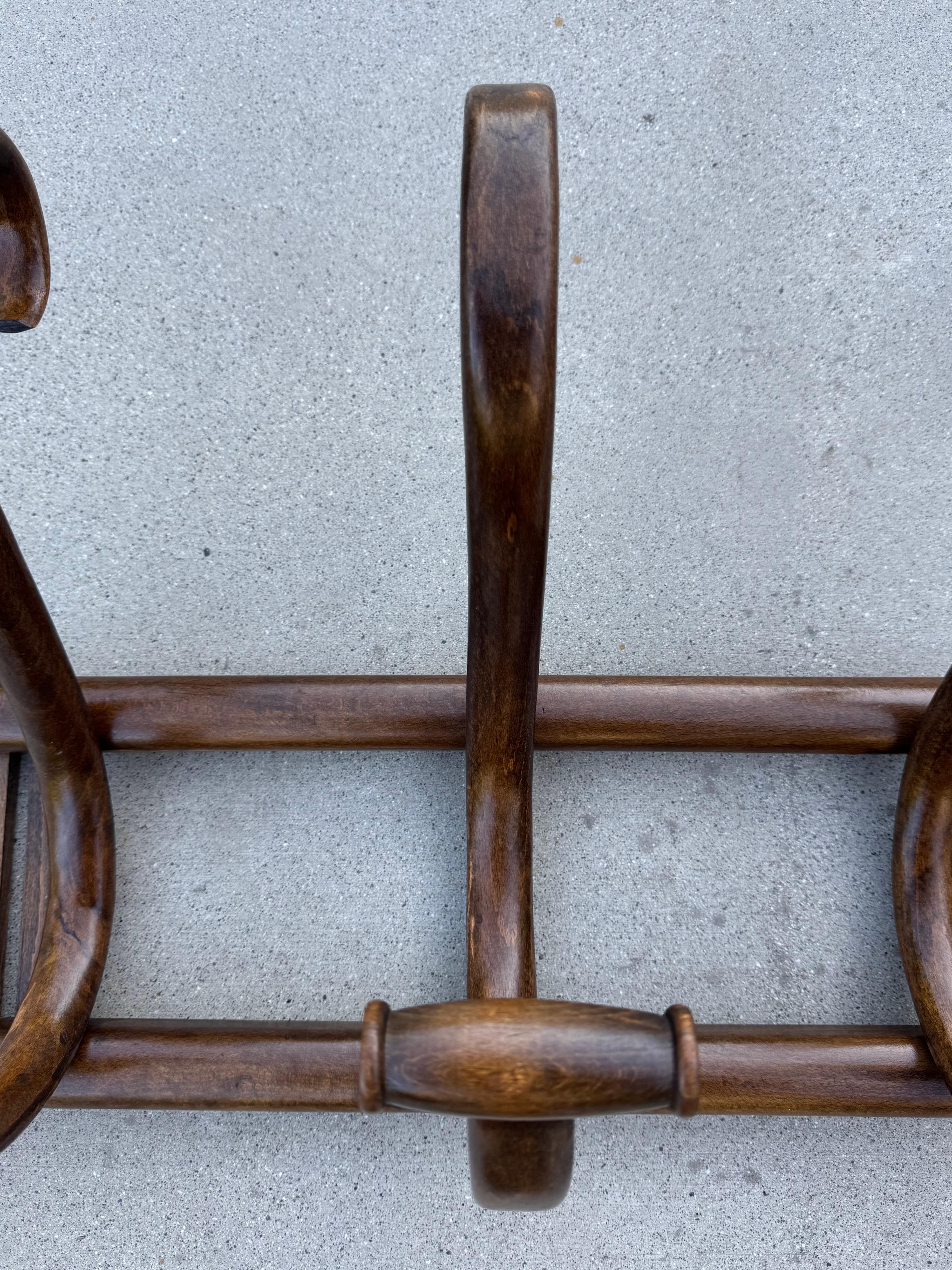 Appendiabiti da parete in legno curvato in stile Thonet con ganci curvi, 20° secolo In condizioni buone in vendita a San Carlos, CA