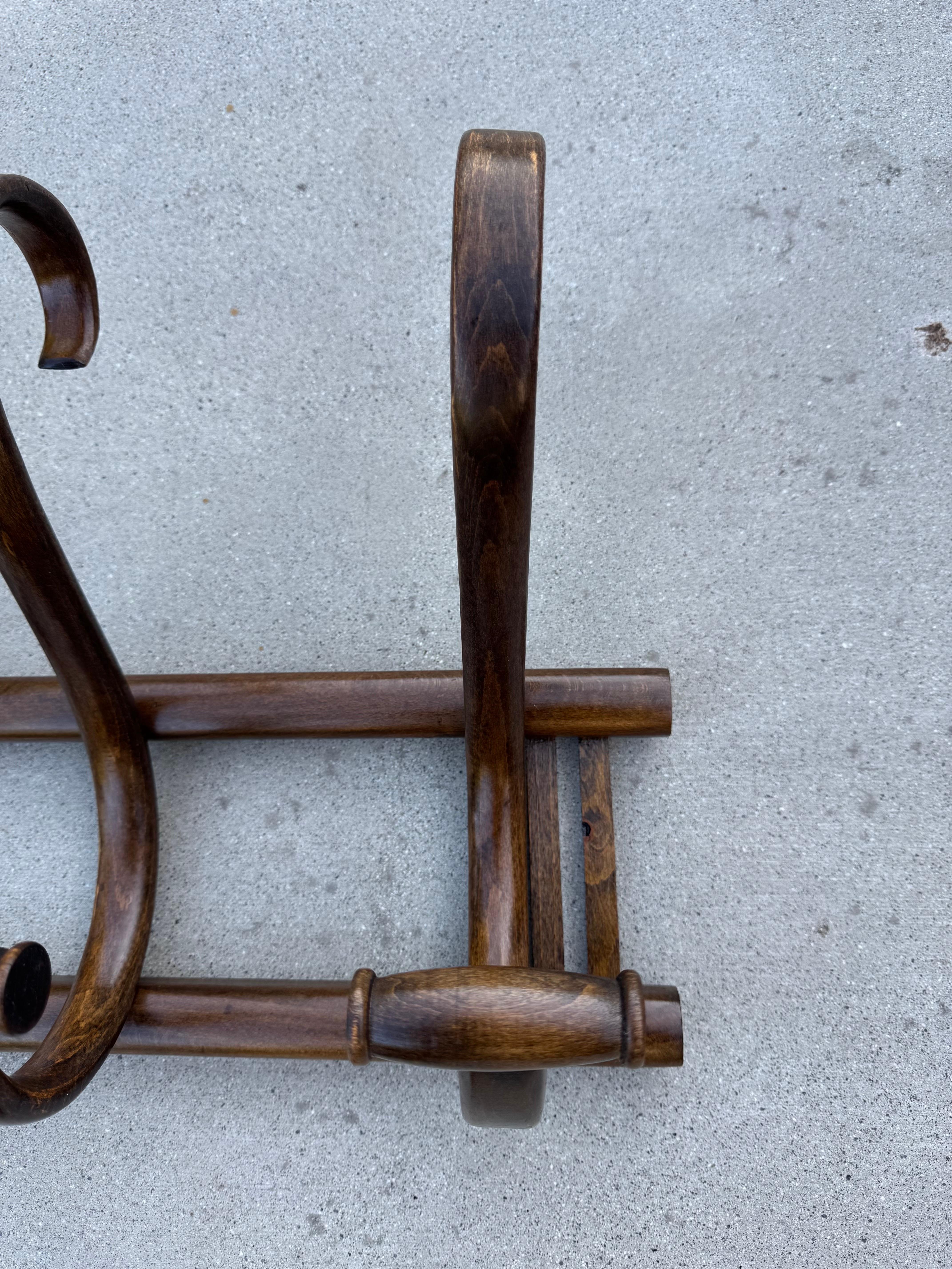 XX secolo Appendiabiti da parete in legno curvato in stile Thonet con ganci curvi, 20° secolo in vendita