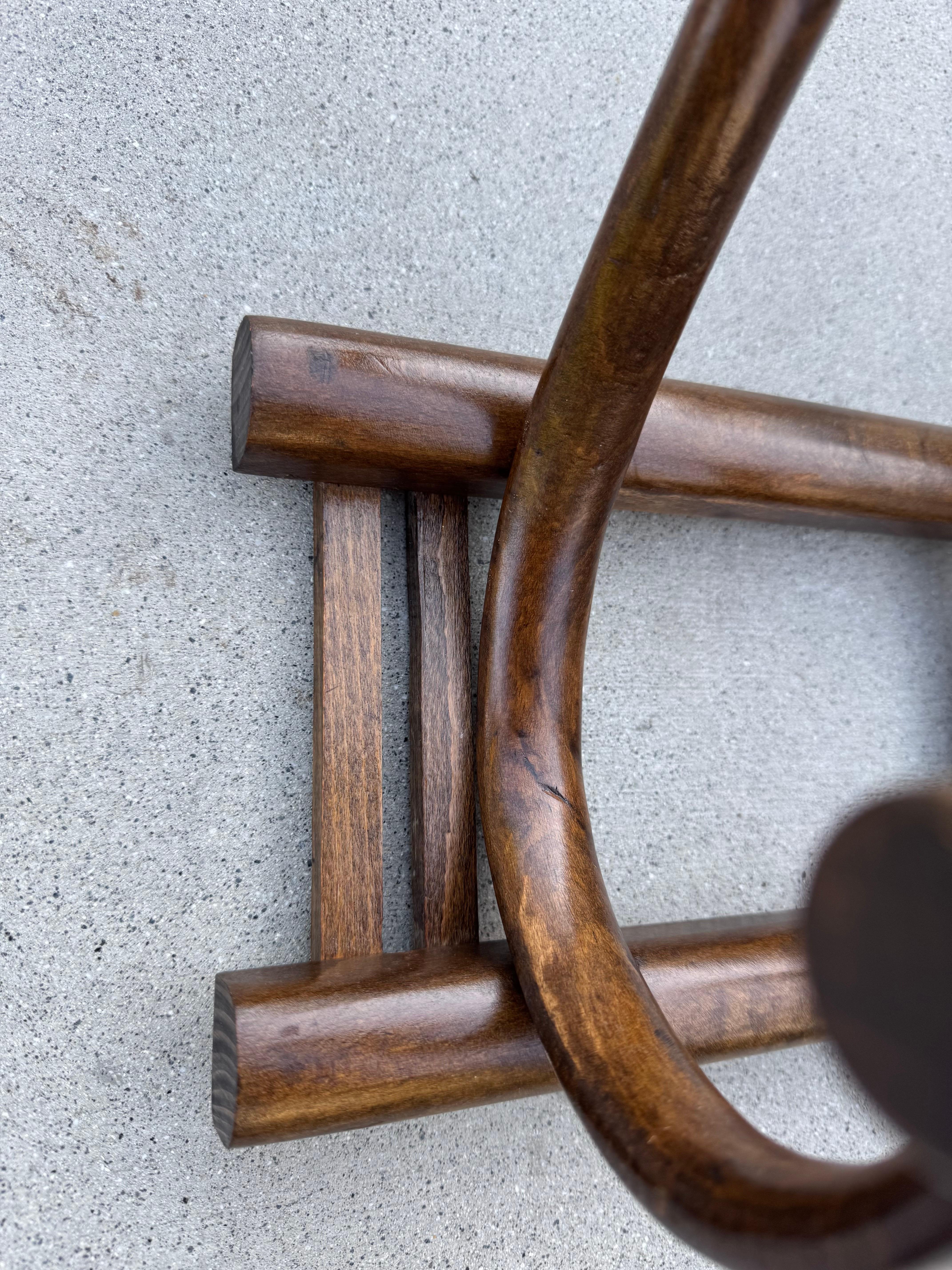 Legno curvato Appendiabiti da parete in legno curvato in stile Thonet con ganci curvi, 20° secolo in vendita