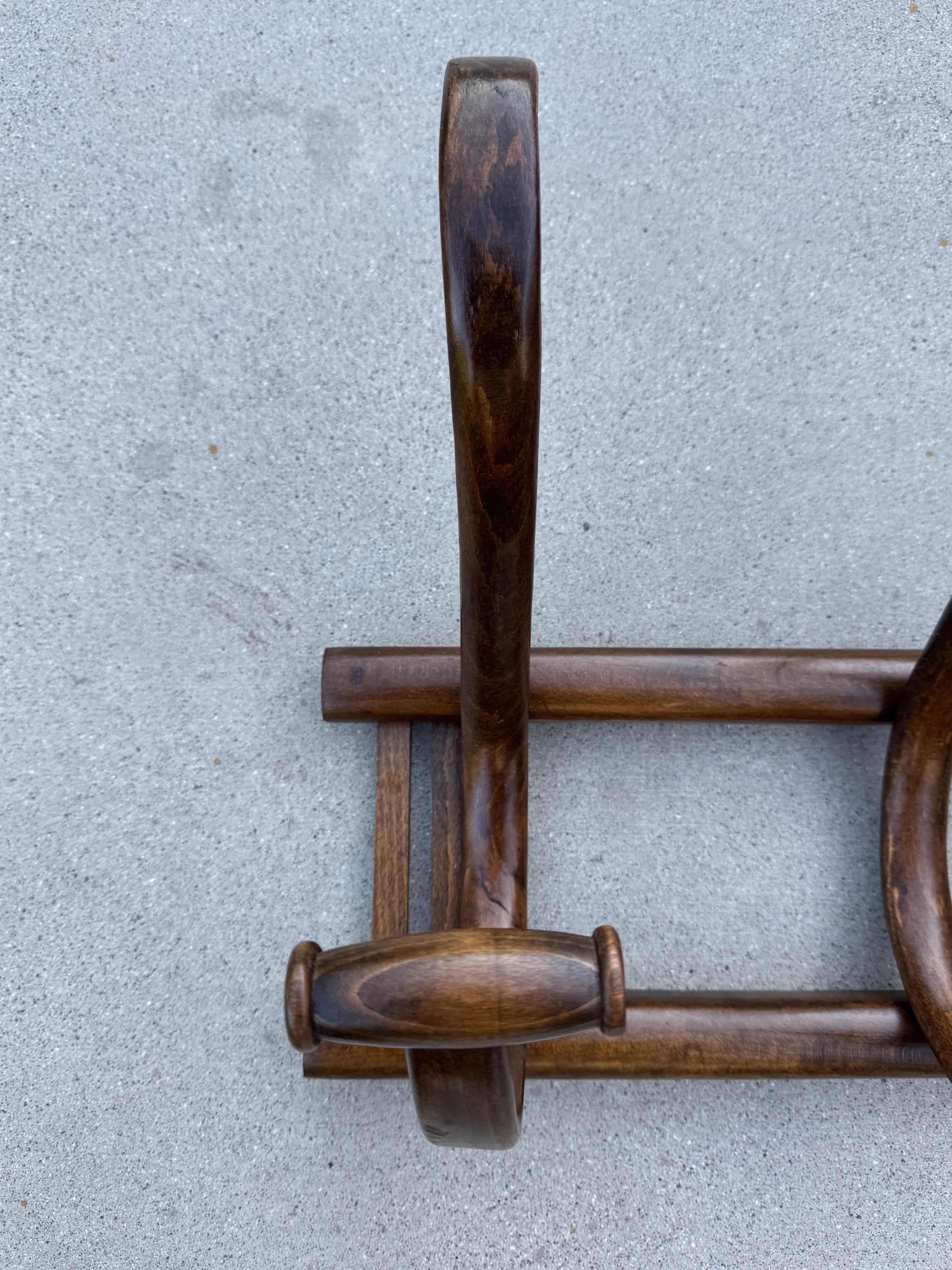 Appendiabiti da parete in legno curvato in stile Thonet con ganci curvi, 20° secolo in vendita 1