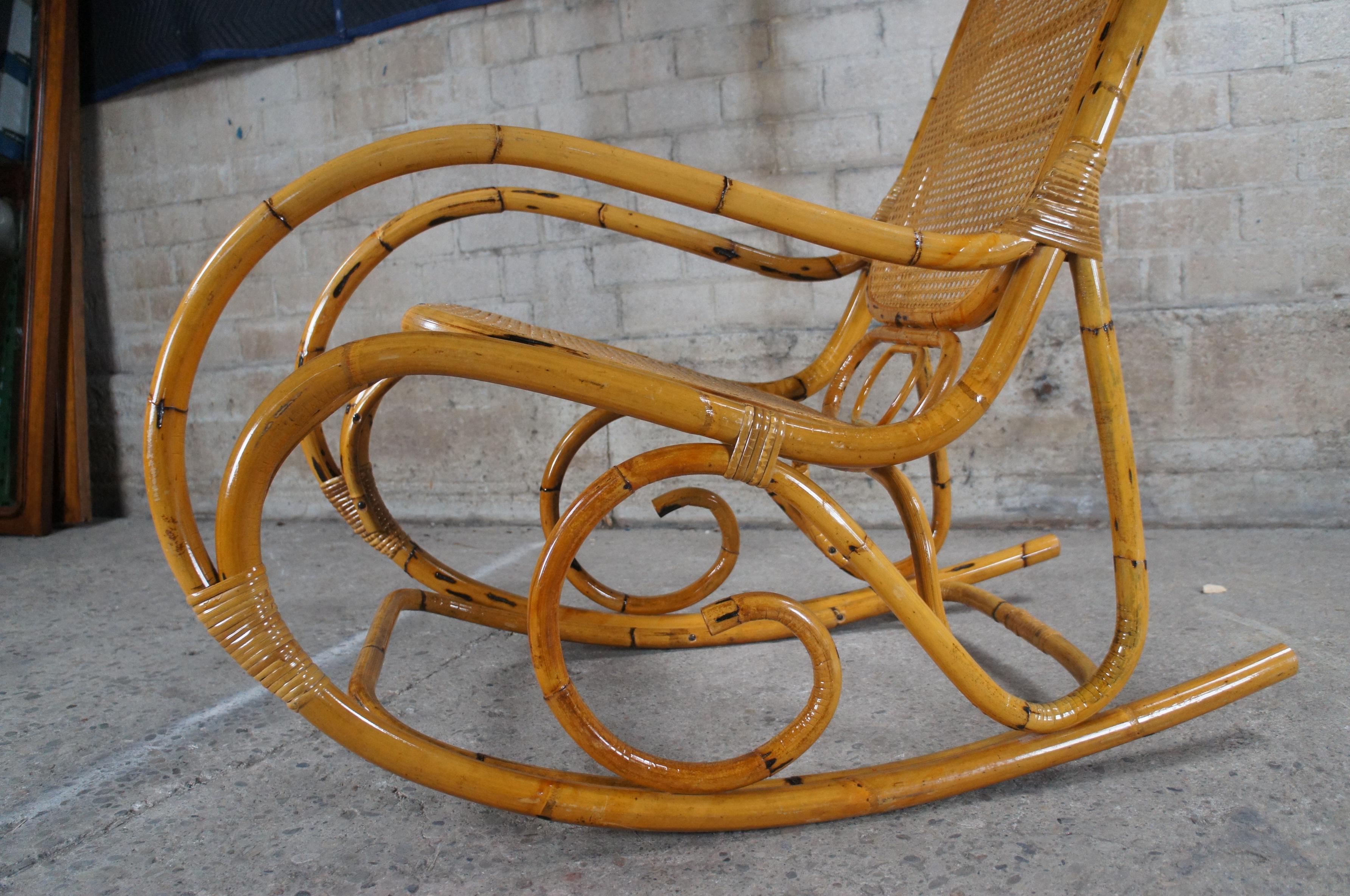 Grand fauteuil à bascule vintage de style Thonet en bambou cintré et rotin en vente 2