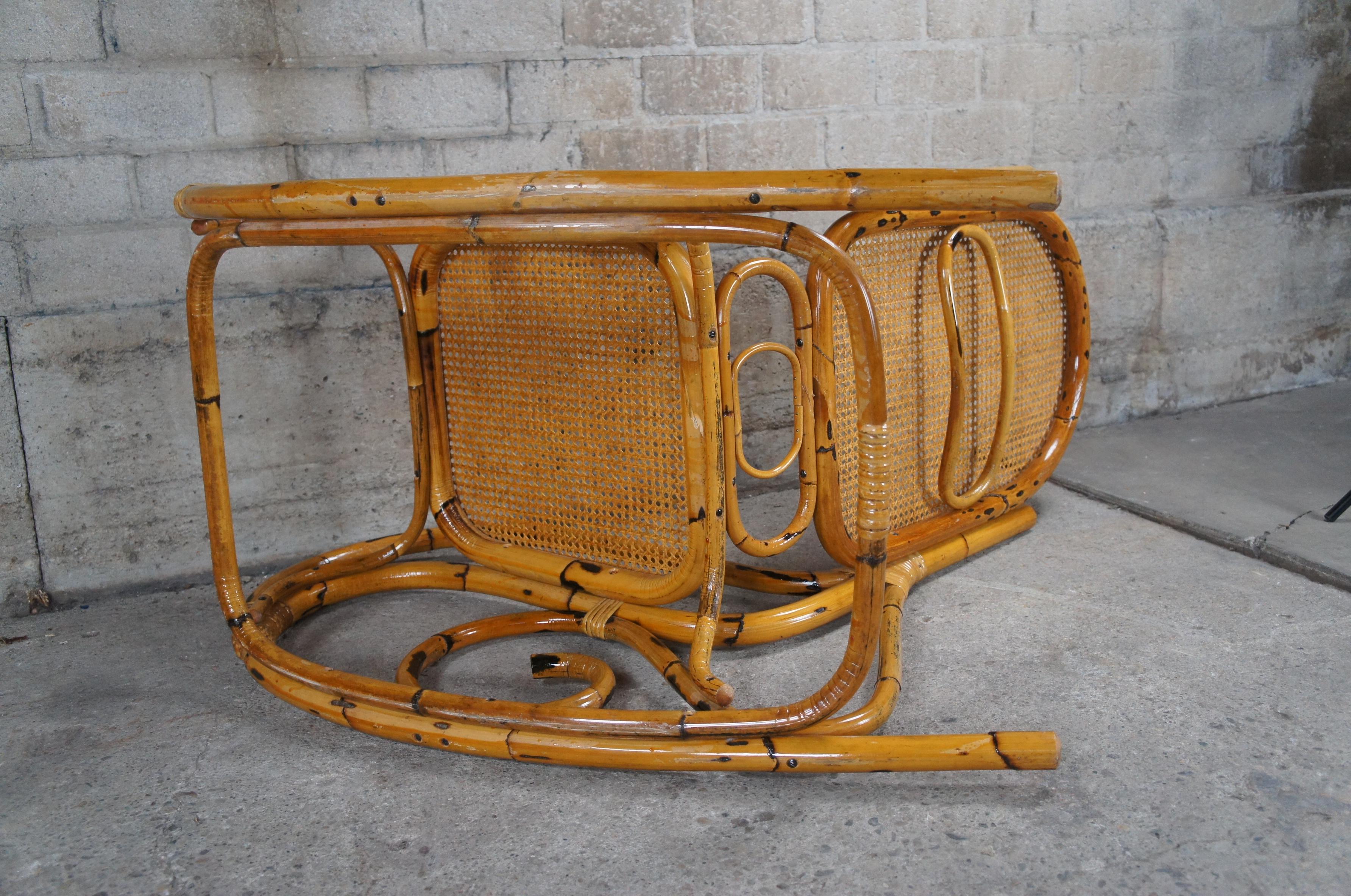 Grand fauteuil à bascule vintage de style Thonet en bambou cintré et rotin en vente 3