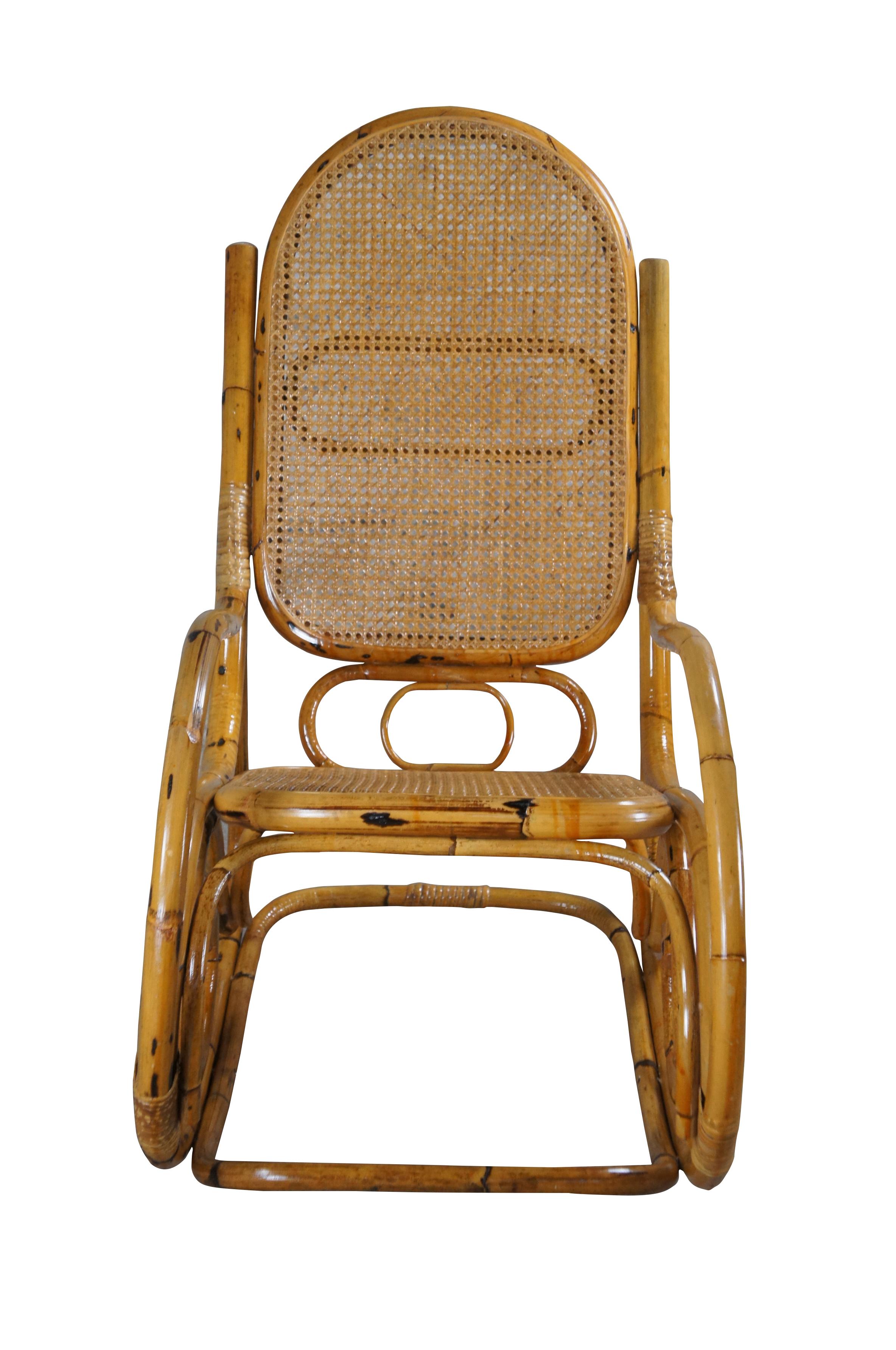 Grand fauteuil à bascule en bois courbé Icone, attribué à Thonet. Fabriqué en bambou avec dossier et assise cannés.

Mesures : 22