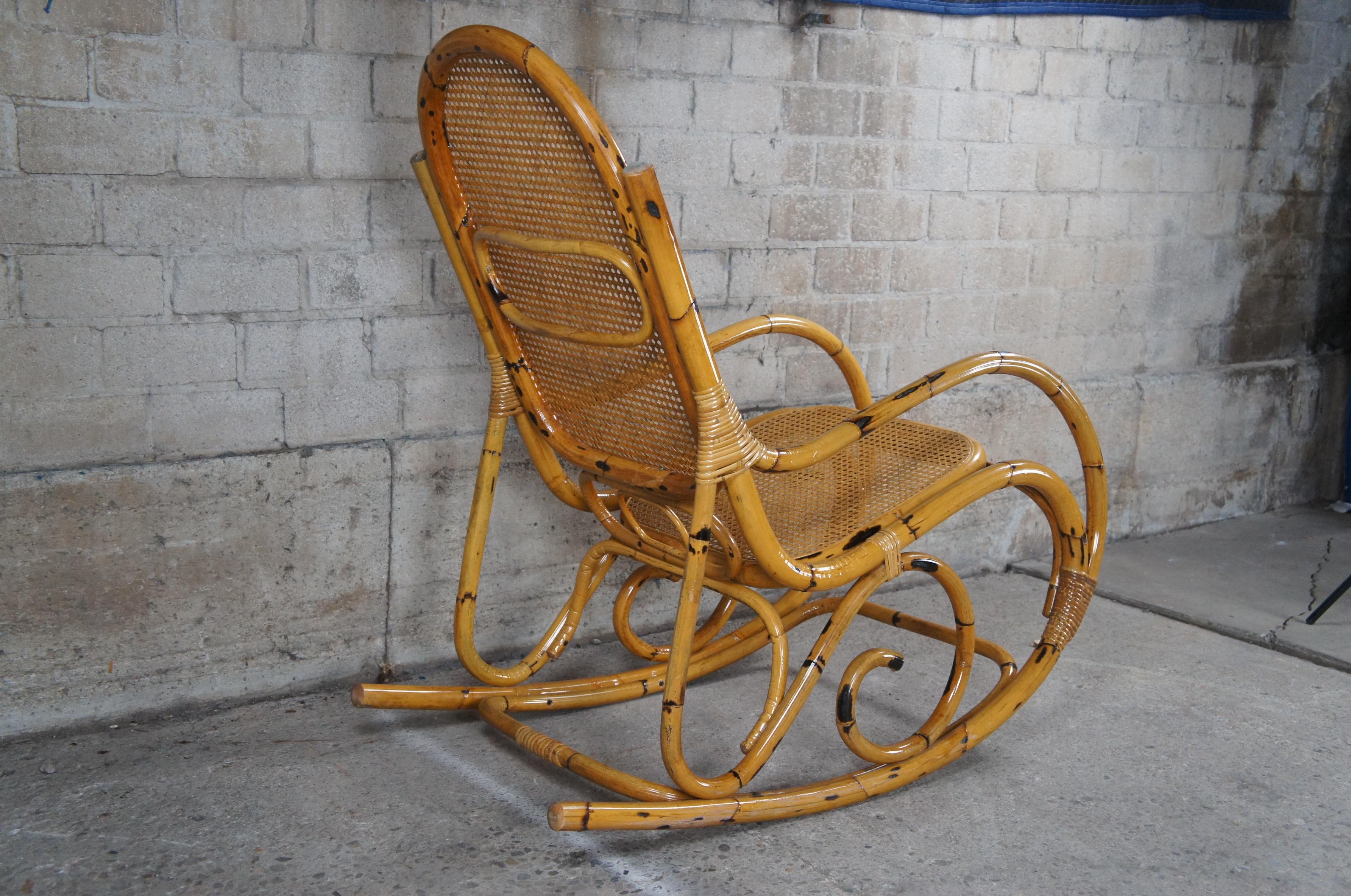 Victorien Grand fauteuil à bascule vintage de style Thonet en bambou cintré et rotin en vente