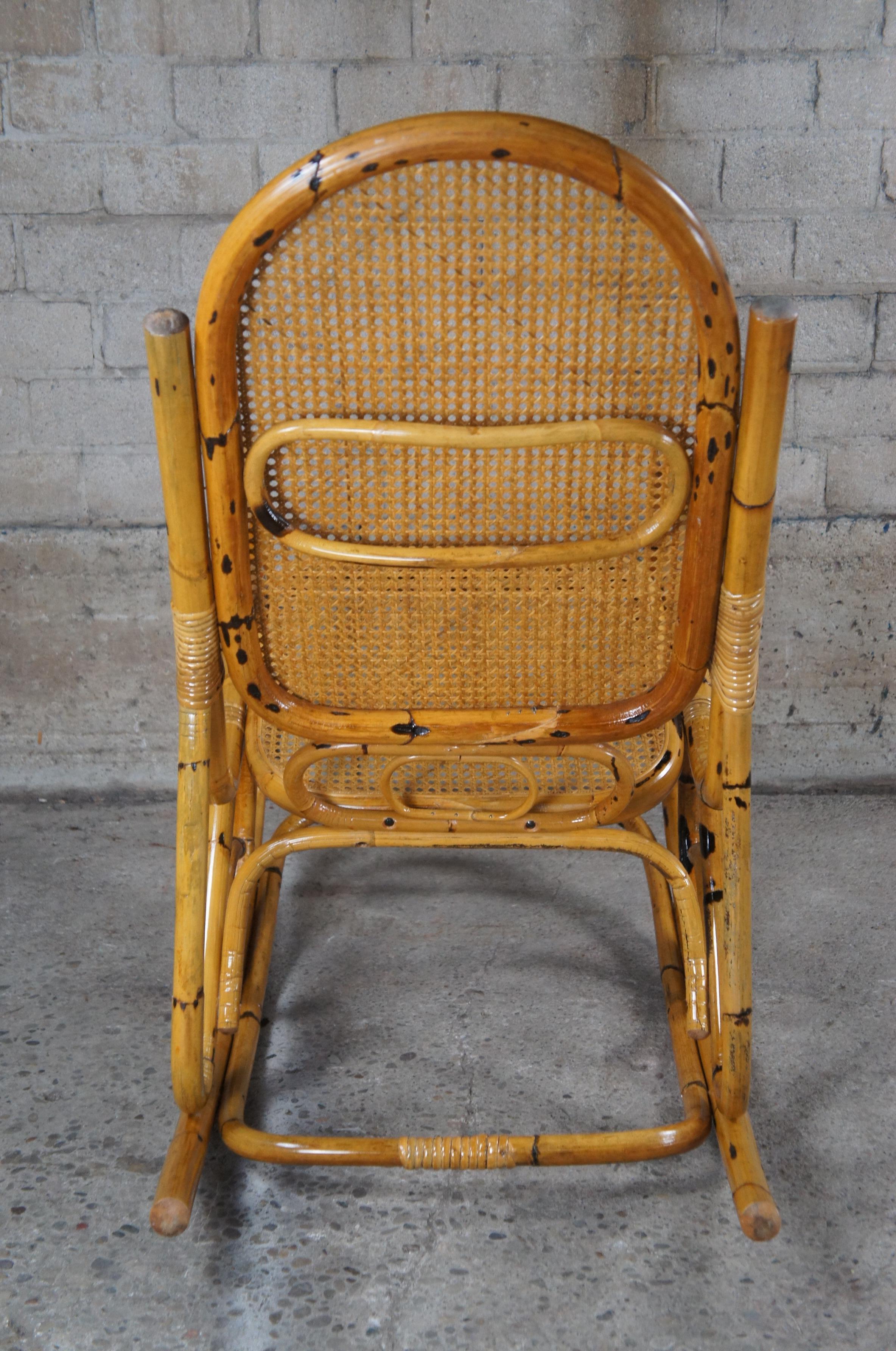 Grand fauteuil à bascule vintage de style Thonet en bambou cintré et rotin Bon état - En vente à Dayton, OH