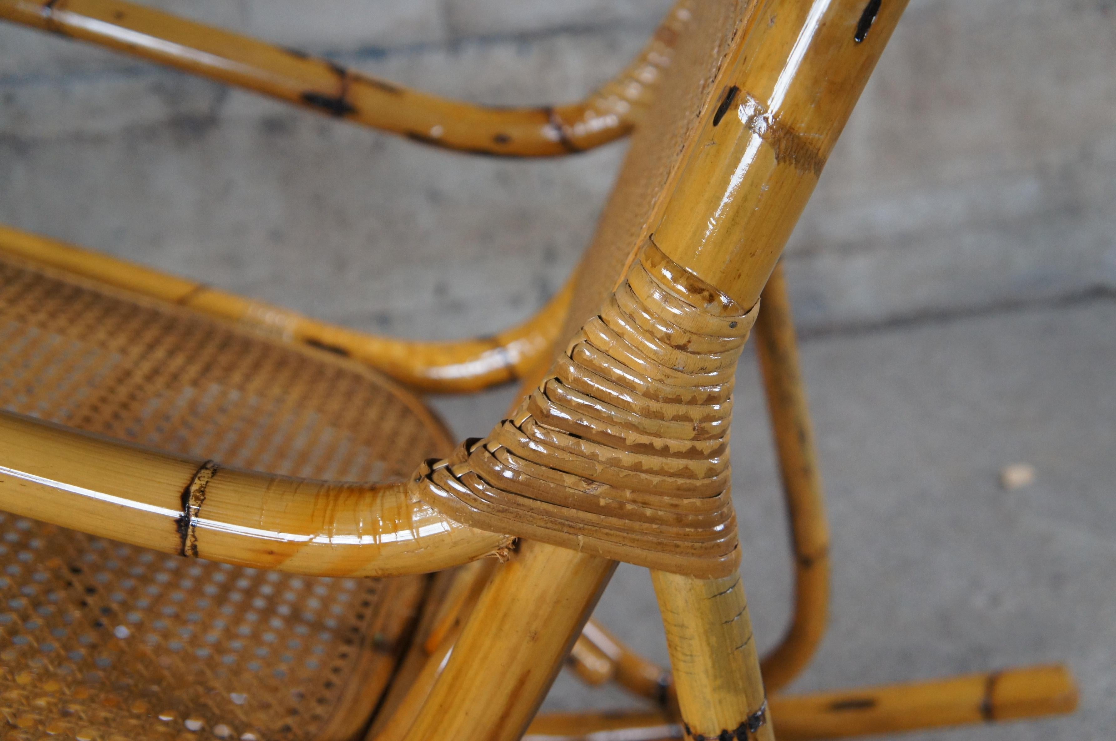 Bambou Grand fauteuil à bascule vintage de style Thonet en bambou cintré et rotin en vente