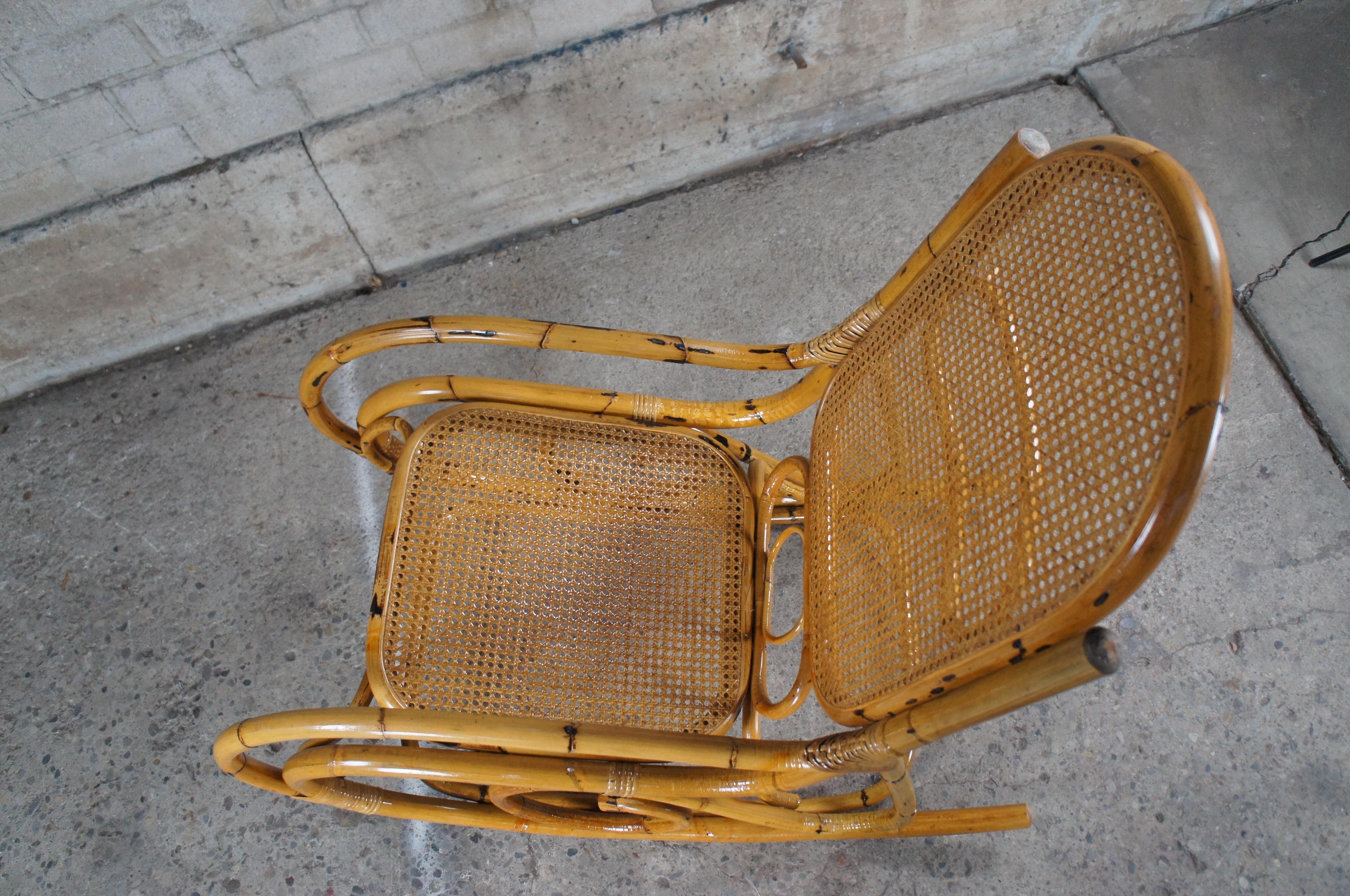 Grand fauteuil à bascule vintage de style Thonet en bambou cintré et rotin en vente 1