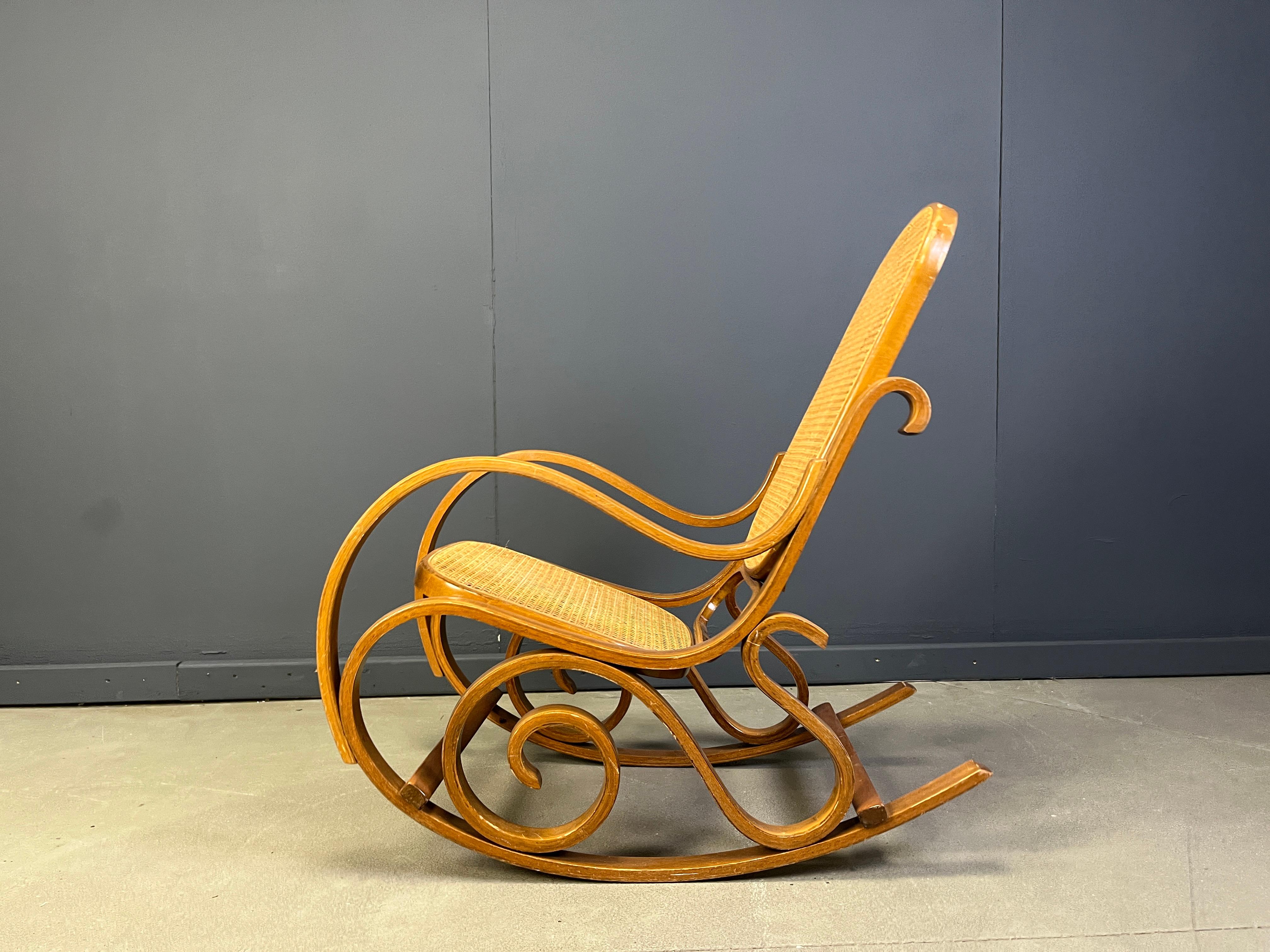 Sedie a dondolo vintage in stile Thonet, anni '60 in vendita 3