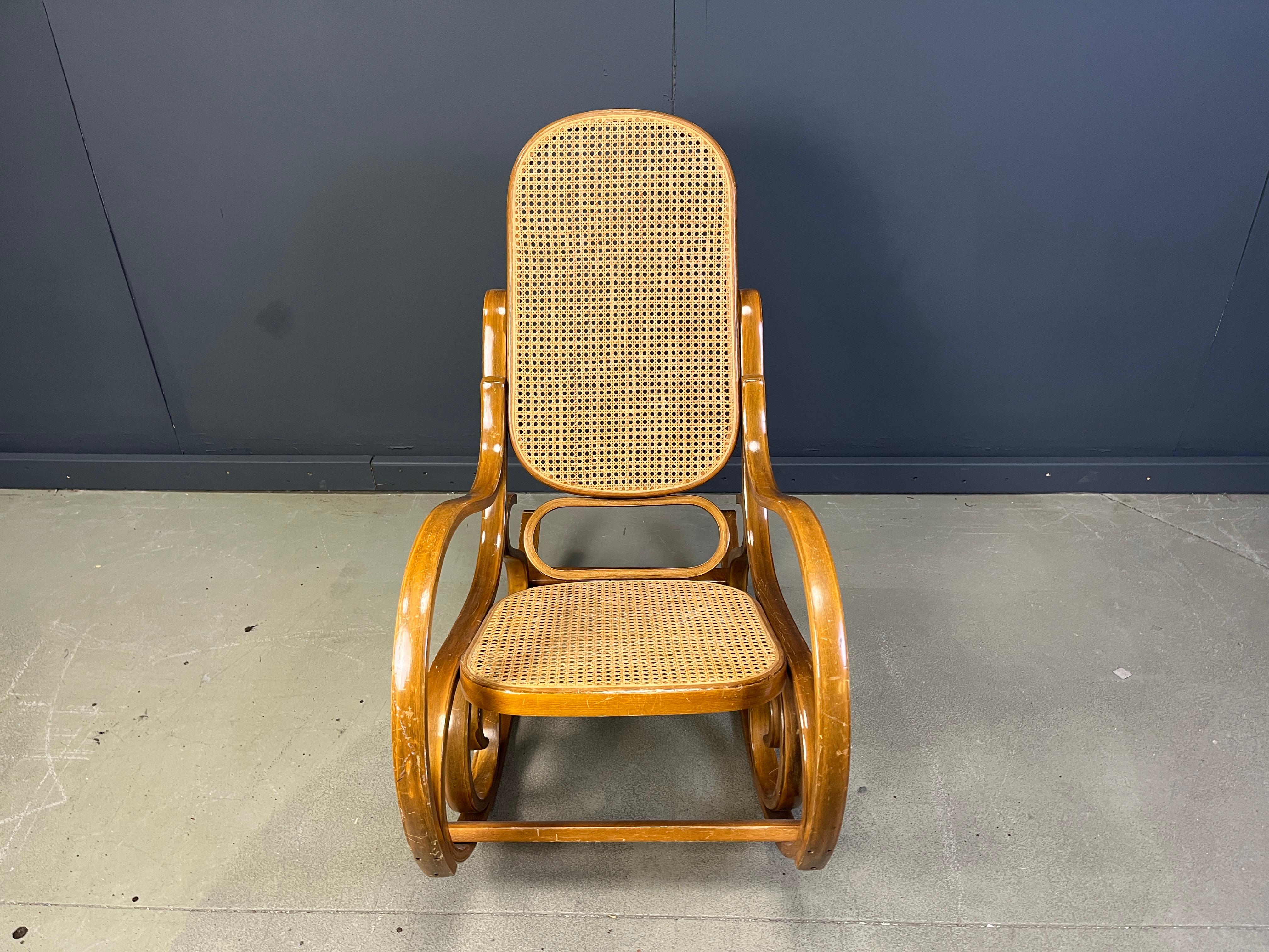 Sedie a dondolo vintage in stile Thonet, anni '60 in vendita 4