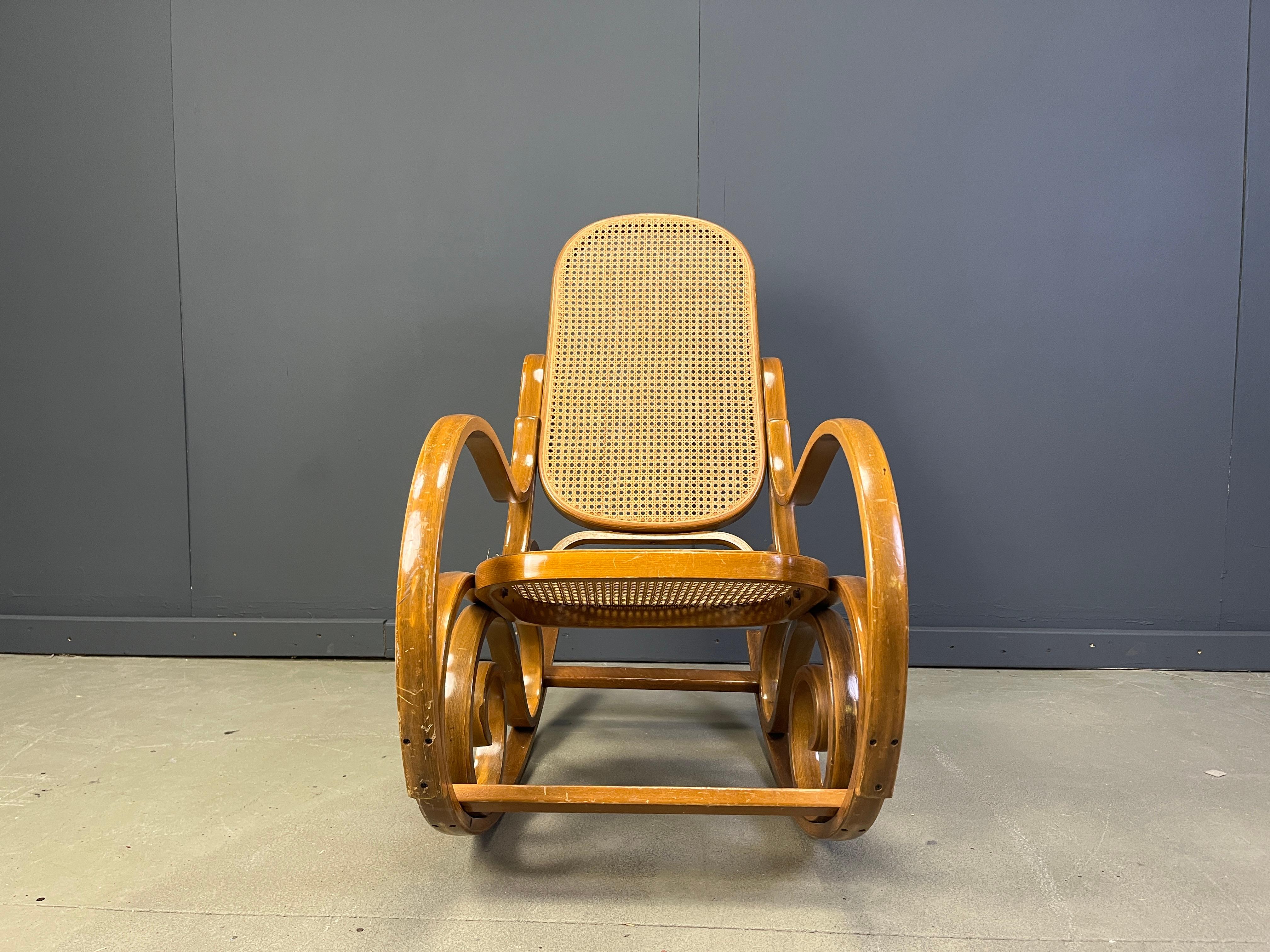 Sedie a dondolo vintage in stile Thonet, anni '60 in vendita 5