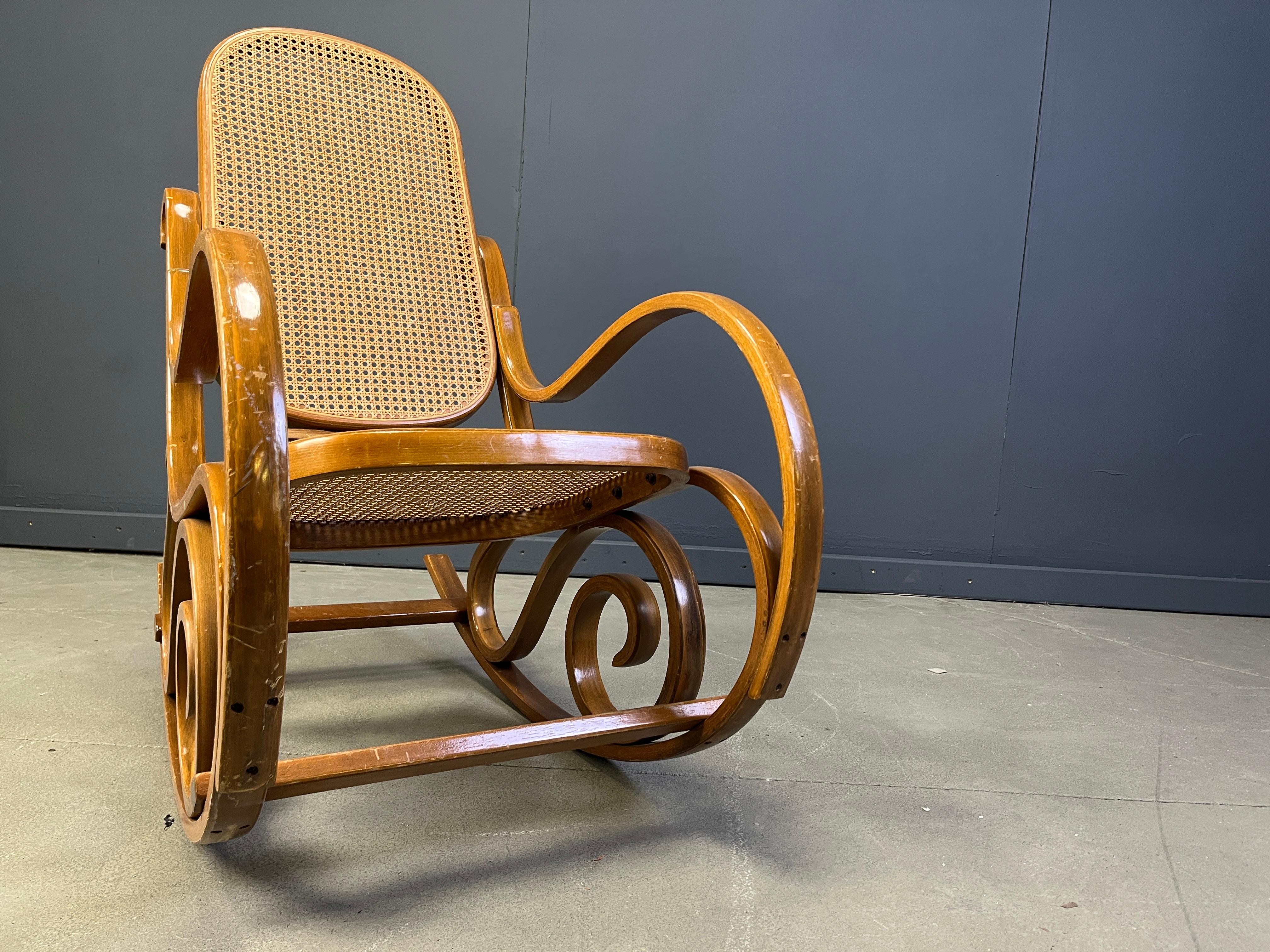 Sedie a dondolo vintage in stile Thonet, anni '60 In condizioni buone in vendita a Leuven, Vlaams Gewest