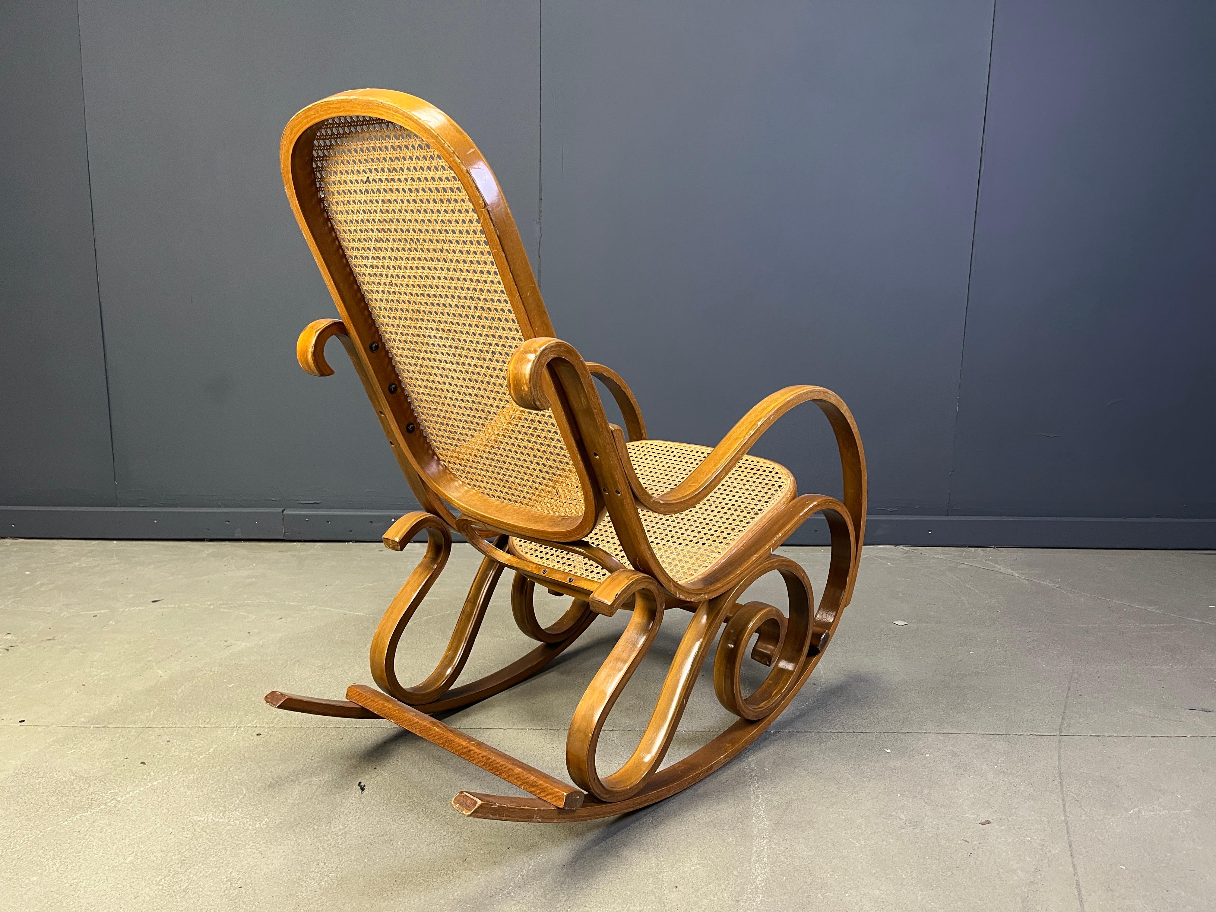 Sedie a dondolo vintage in stile Thonet, anni '60 in vendita 1