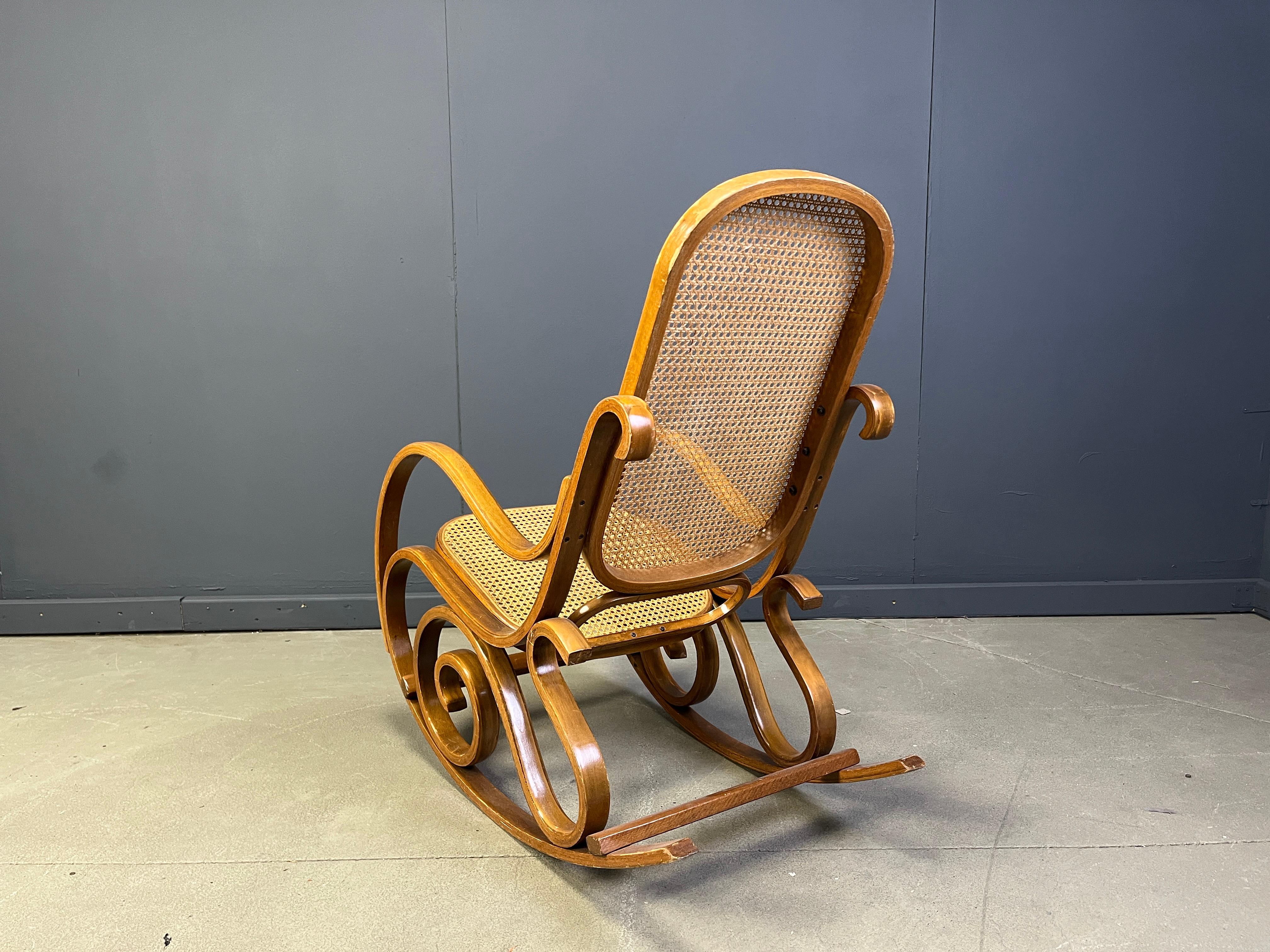 Sedie a dondolo vintage in stile Thonet, anni '60 in vendita 2