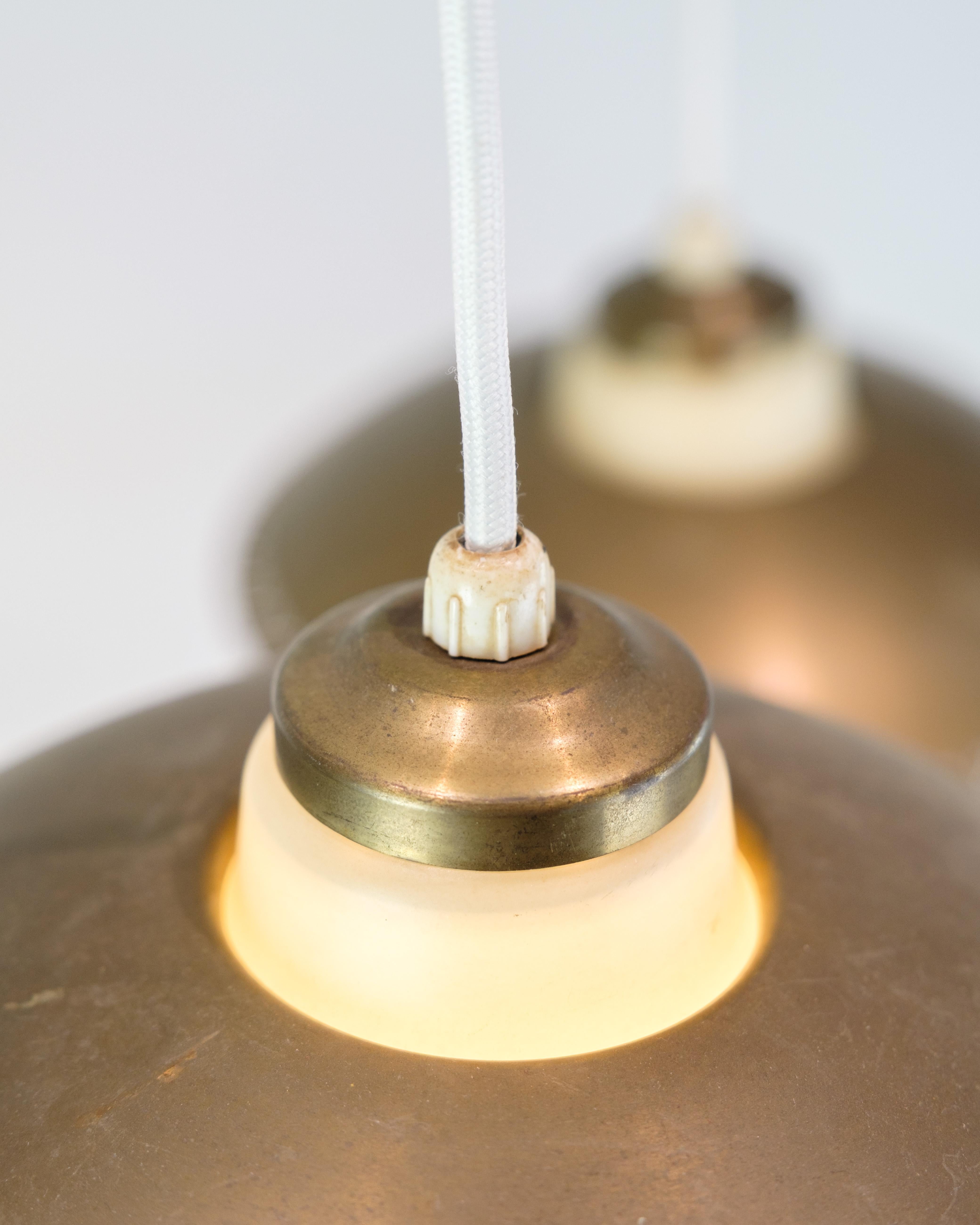 Ciondolo da soffitto a tre bracci in vetro opalino e ottone di Bent Karlby in vendita 3