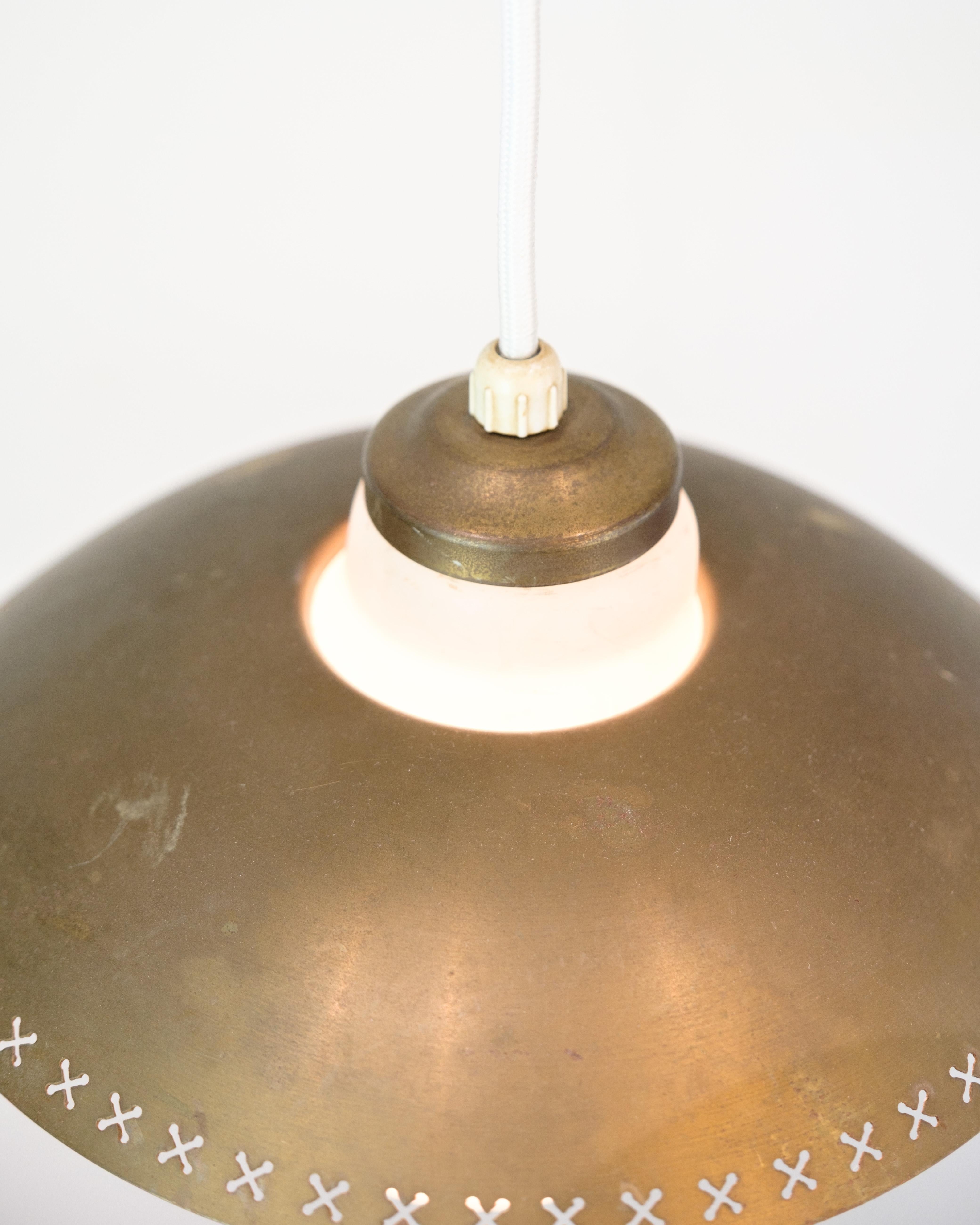 Ciondolo da soffitto a tre bracci in vetro opalino e ottone di Bent Karlby in vendita 4