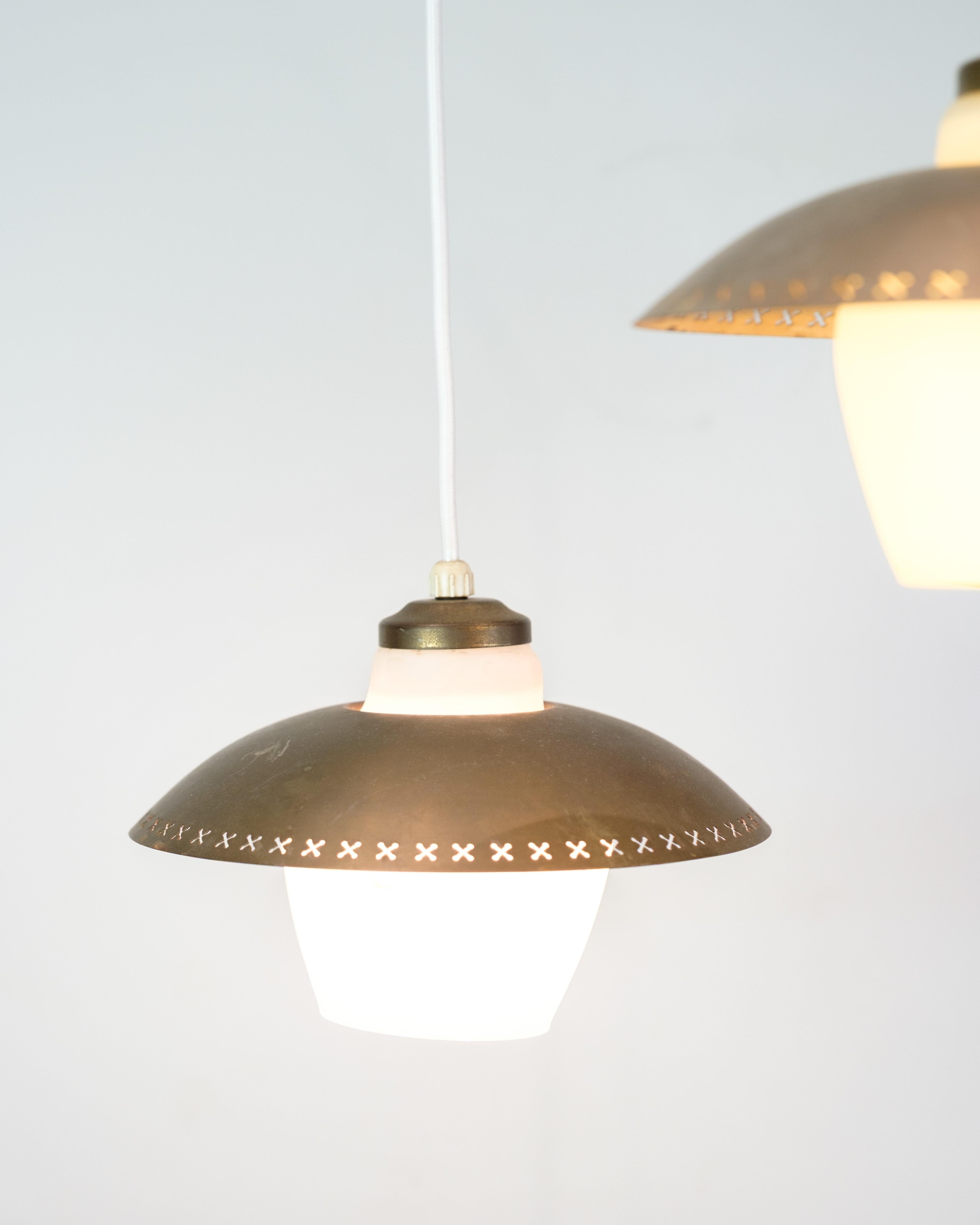 Ciondolo da soffitto a tre bracci in vetro opalino e ottone di Bent Karlby in vendita 5