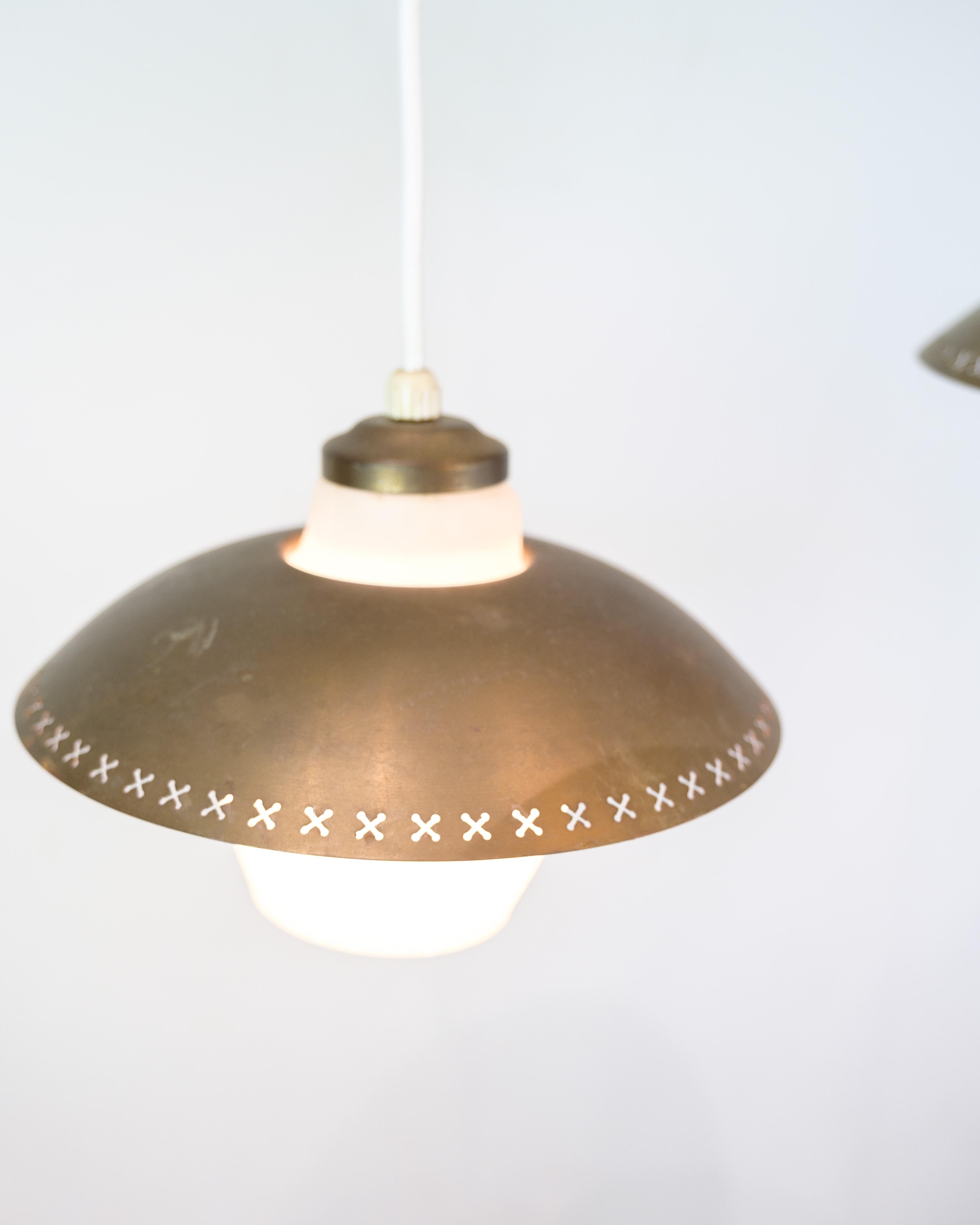 Mid-Century moderno Ciondolo da soffitto a tre bracci in vetro opalino e ottone di Bent Karlby in vendita