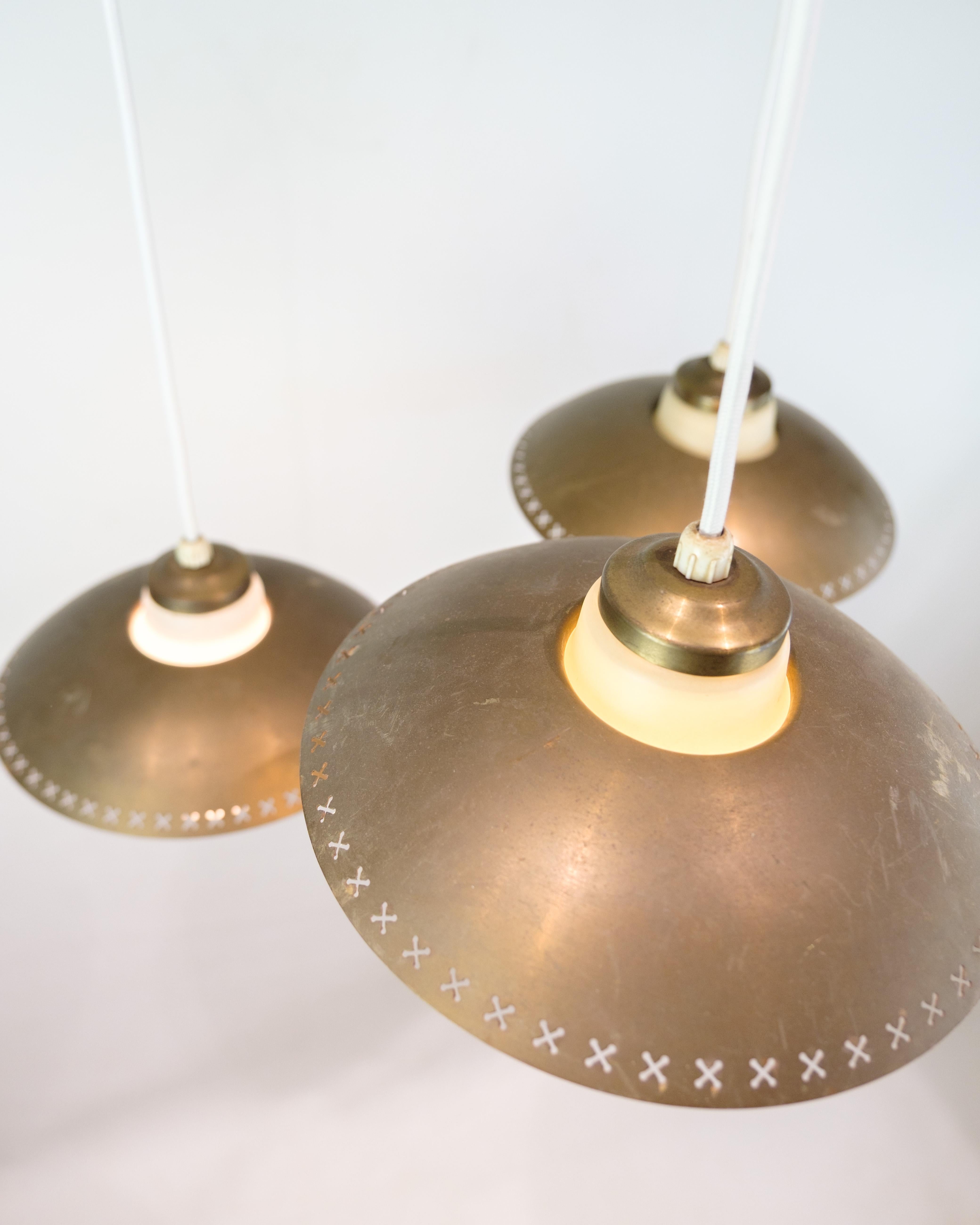 Ciondolo da soffitto a tre bracci in vetro opalino e ottone di Bent Karlby In condizioni buone in vendita a Lejre, DK