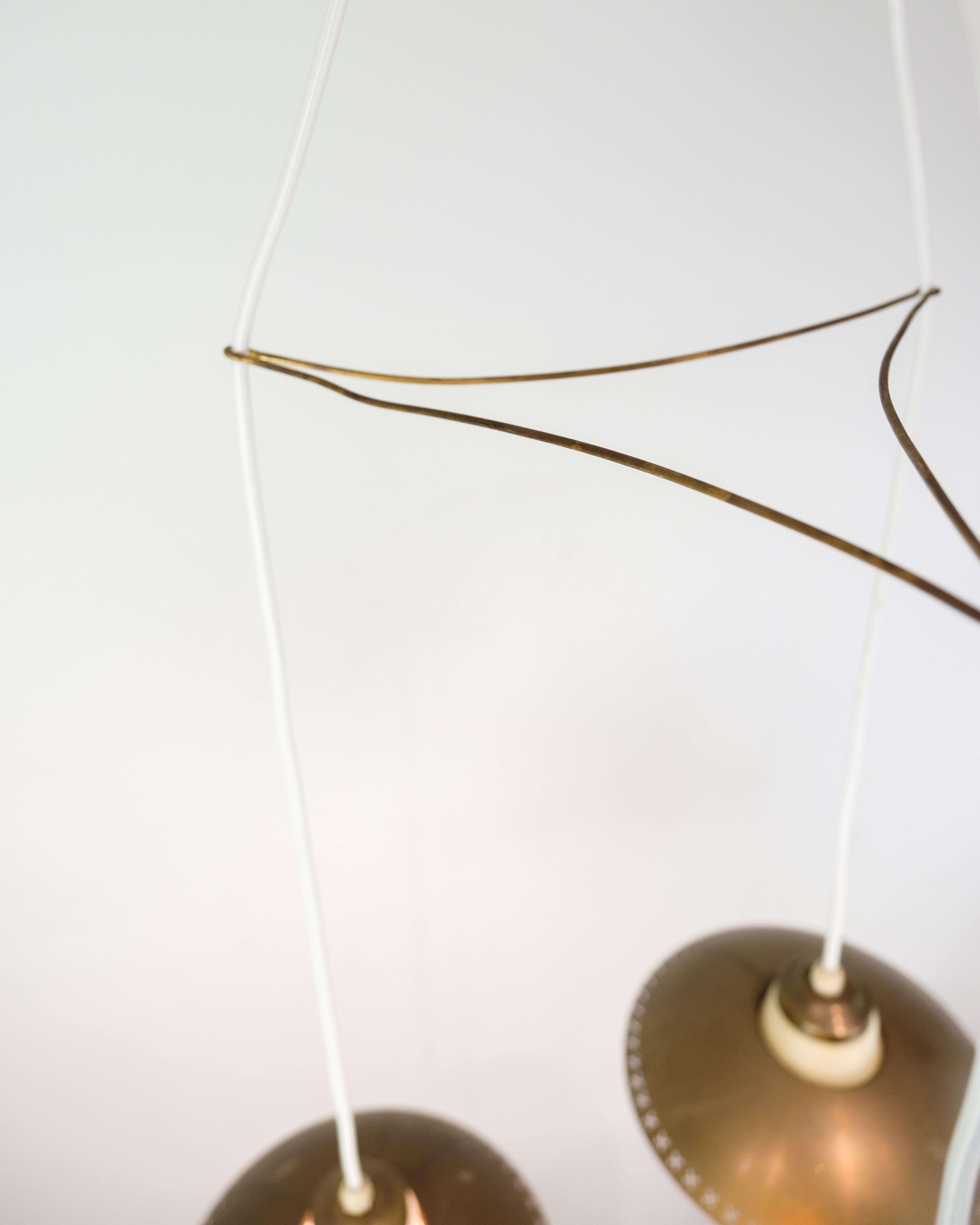 Metà XX secolo Ciondolo da soffitto a tre bracci in vetro opalino e ottone di Bent Karlby in vendita