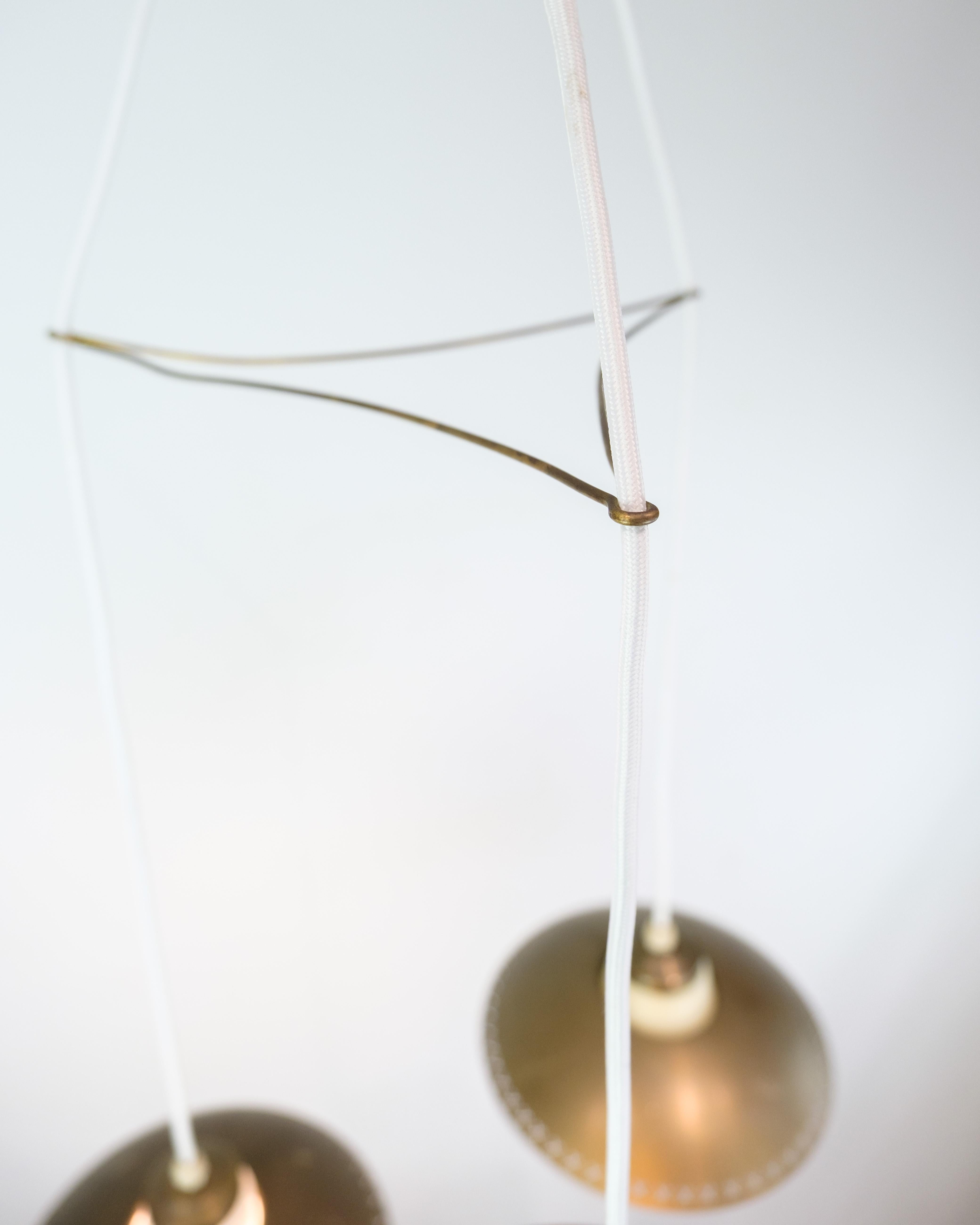 Ottone Ciondolo da soffitto a tre bracci in vetro opalino e ottone di Bent Karlby in vendita