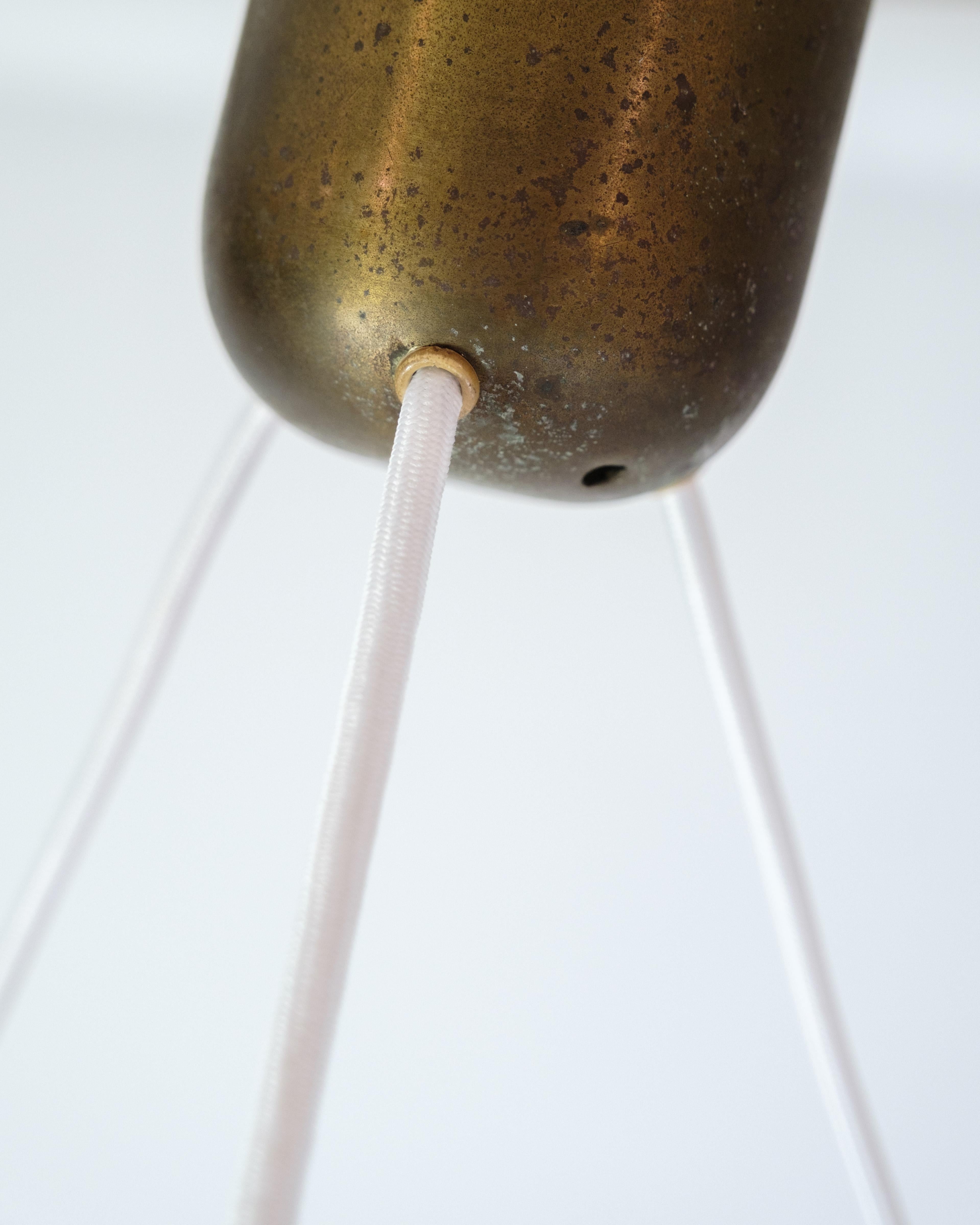 Ciondolo da soffitto a tre bracci in vetro opalino e ottone di Bent Karlby in vendita 2