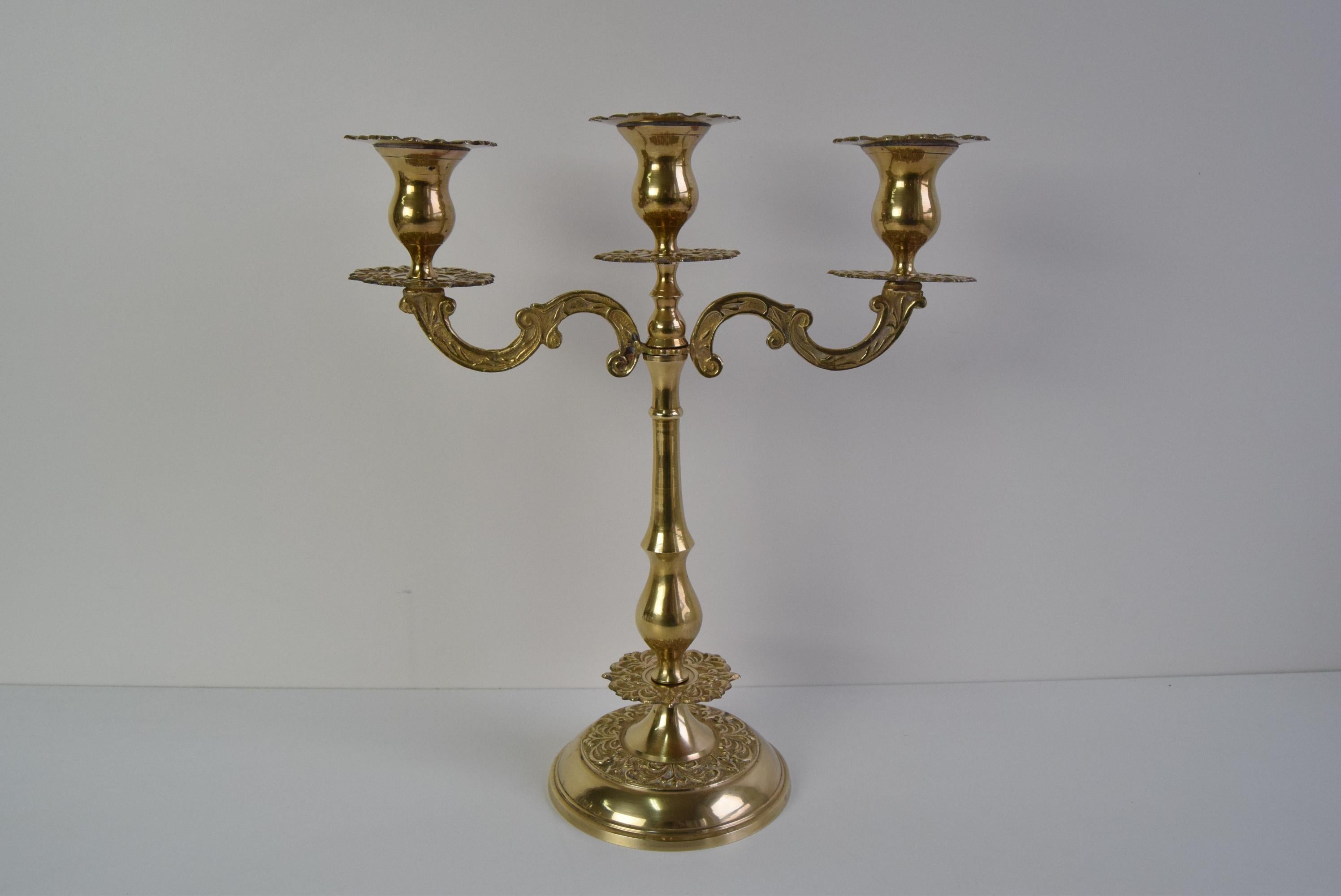 
Si tratta di un elegante candeliere a tre bracci in ottone con dettagli intricati. Il design è classico e decorato, con elementi decorativi sui bracci e sulla base.
Un bellissimo oggetto decorativo che può aggiungere un tocco sofisticato a un