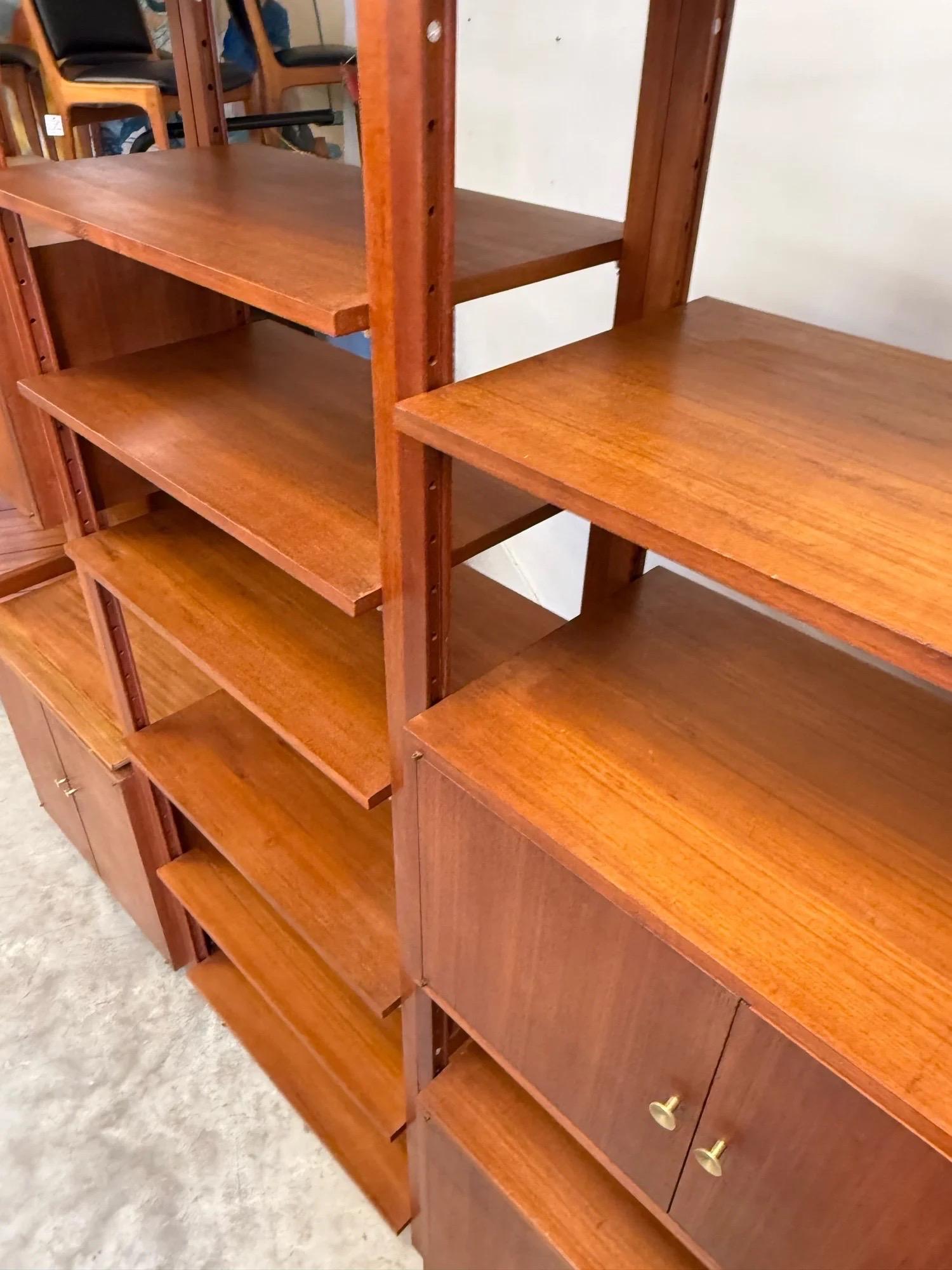 Mid-Century Modern Meuble haut à trois travées By Vintage en vente