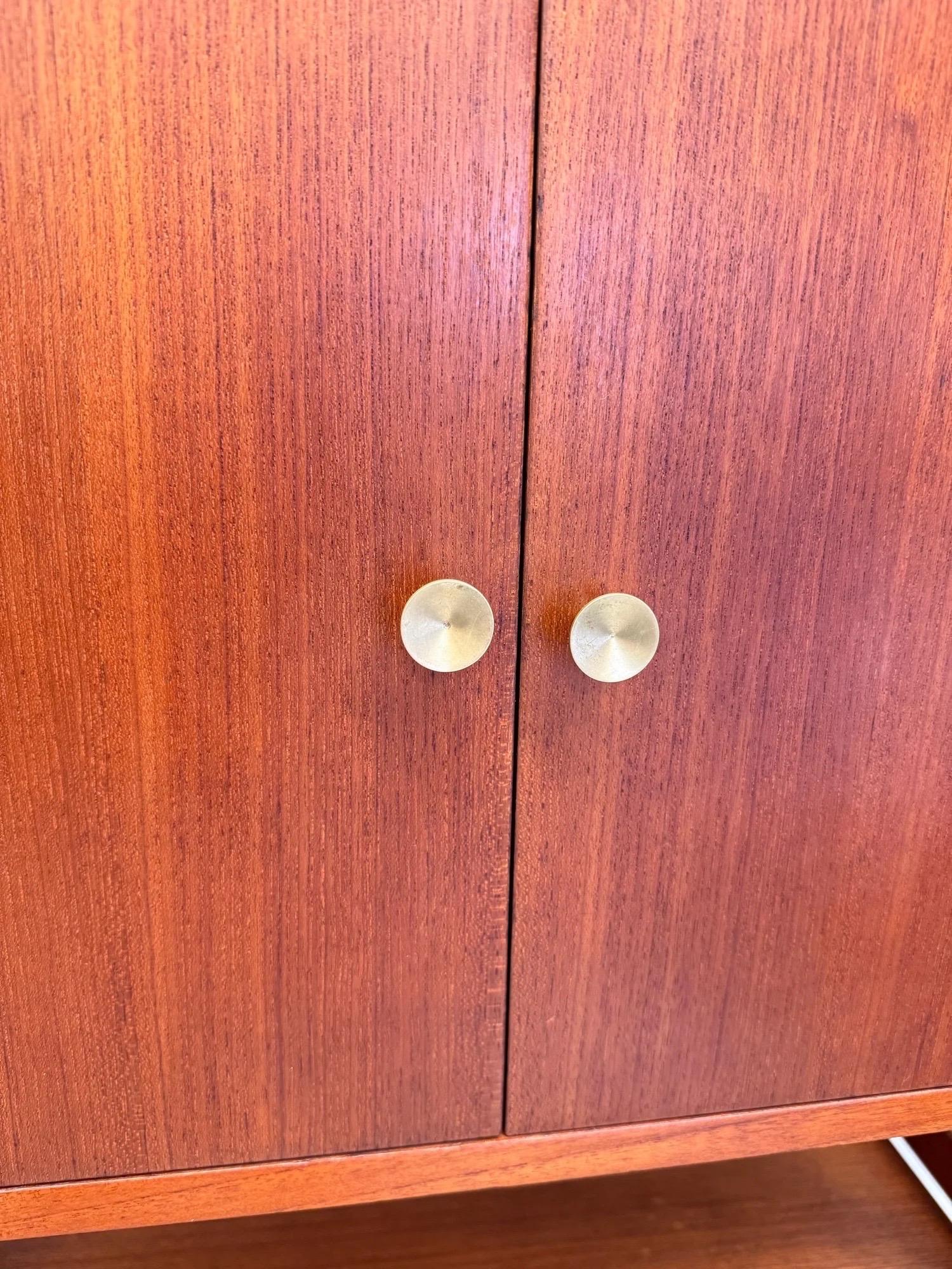 Meuble haut à trois travées By Vintage Bon état - En vente à Raleigh, NC