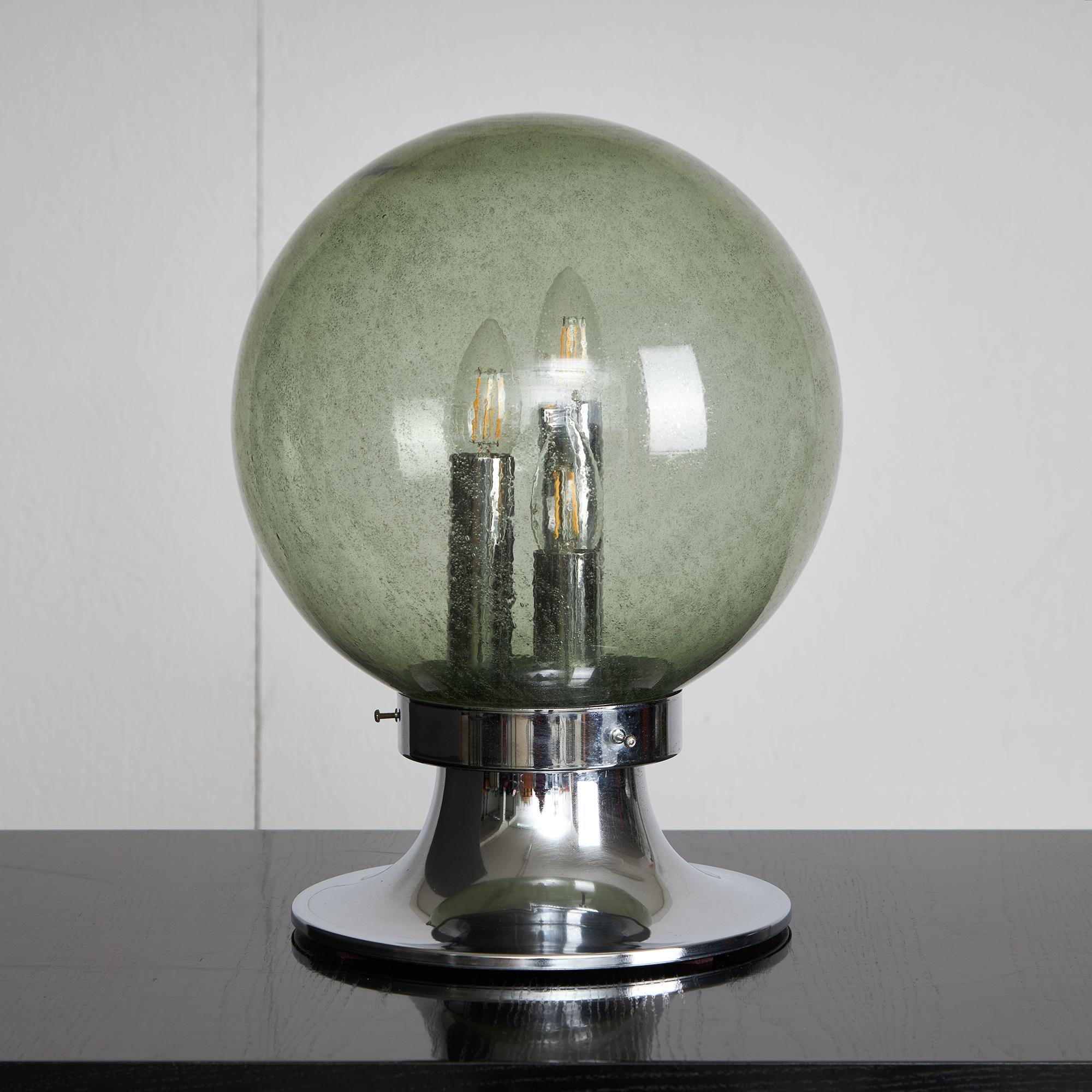 Vintage Three-Bulb Glass Globe and Chrome Table Lamp In Good Condition For Sale In Budapest, HU