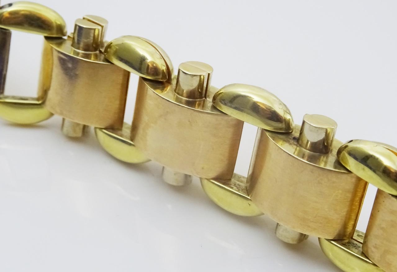 Vintage Three Colour Gold 14 karat Gold Link Bracelet In Good Condition For Sale In Jerusalem, IL