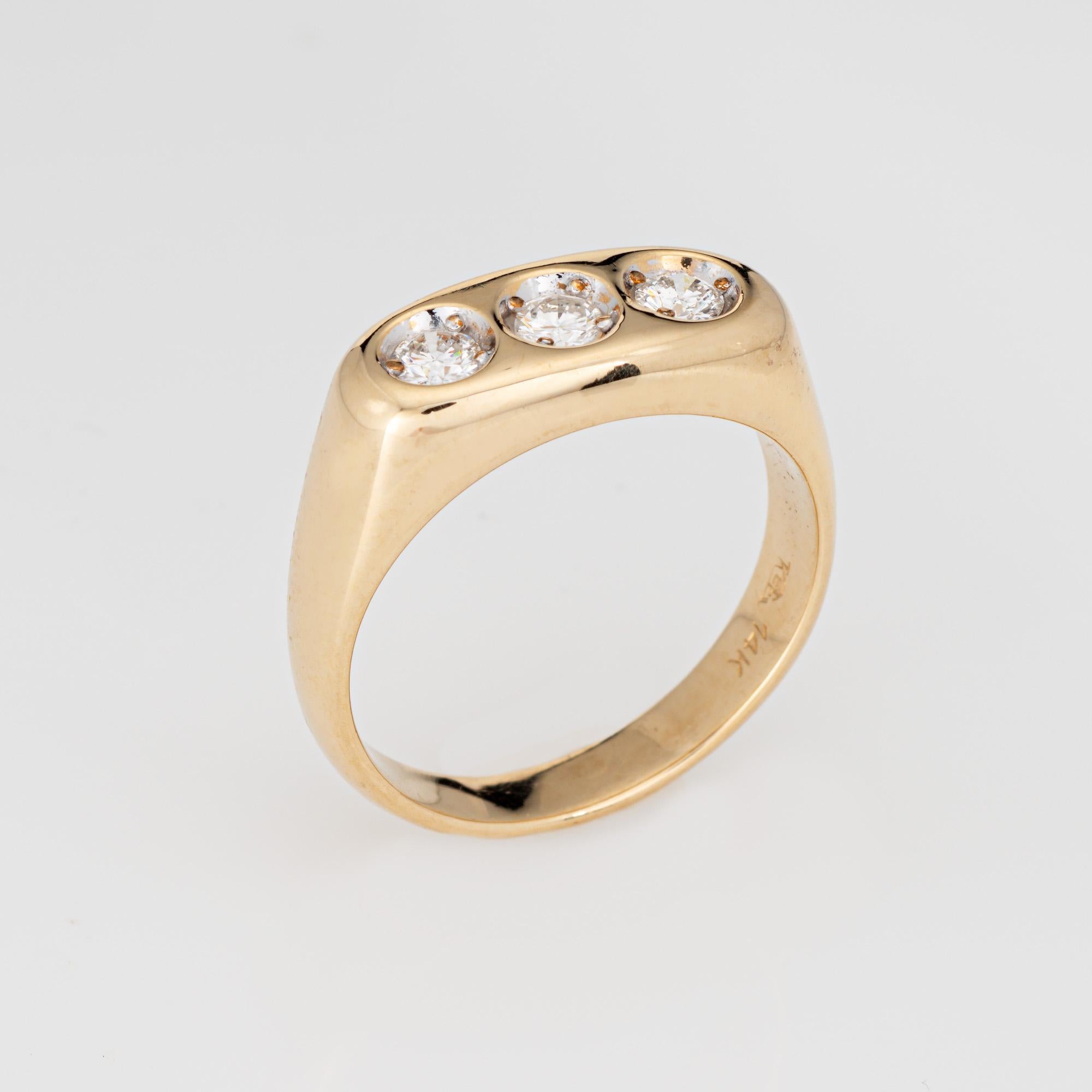 Anello vintage con tre diamanti (circa anni '90) realizzato in oro giallo 14 carati. 

Tre diamanti rotondi taglio brillante per un totale stimato di 0,51 carati (colore I-J e purezza VS2-SI2).

Incastonato in una montatura a 