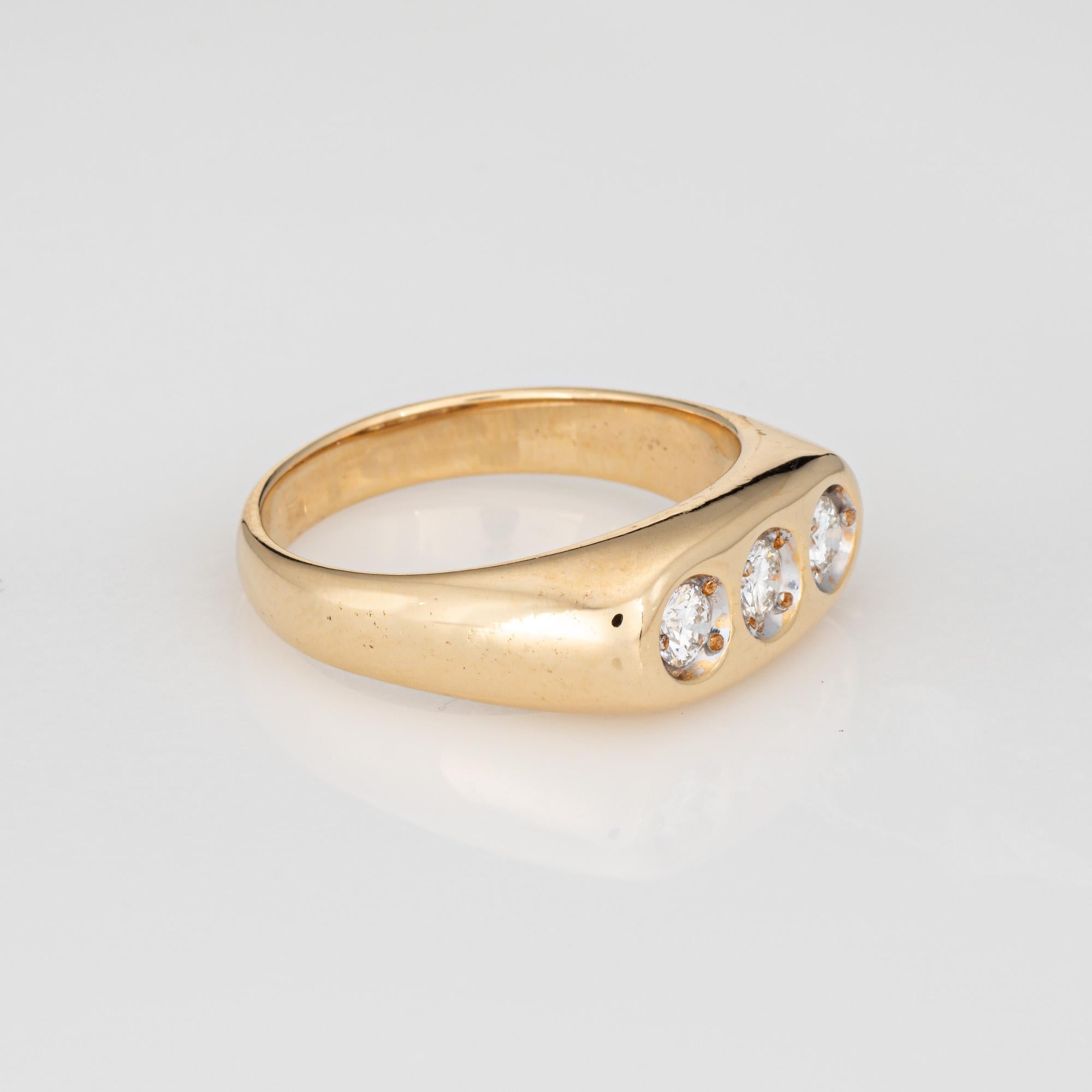 Moderno Anello vintage con tre diamanti Sz 10 Band 14k Yellow Gold Trilogy Estate Jewelry in vendita