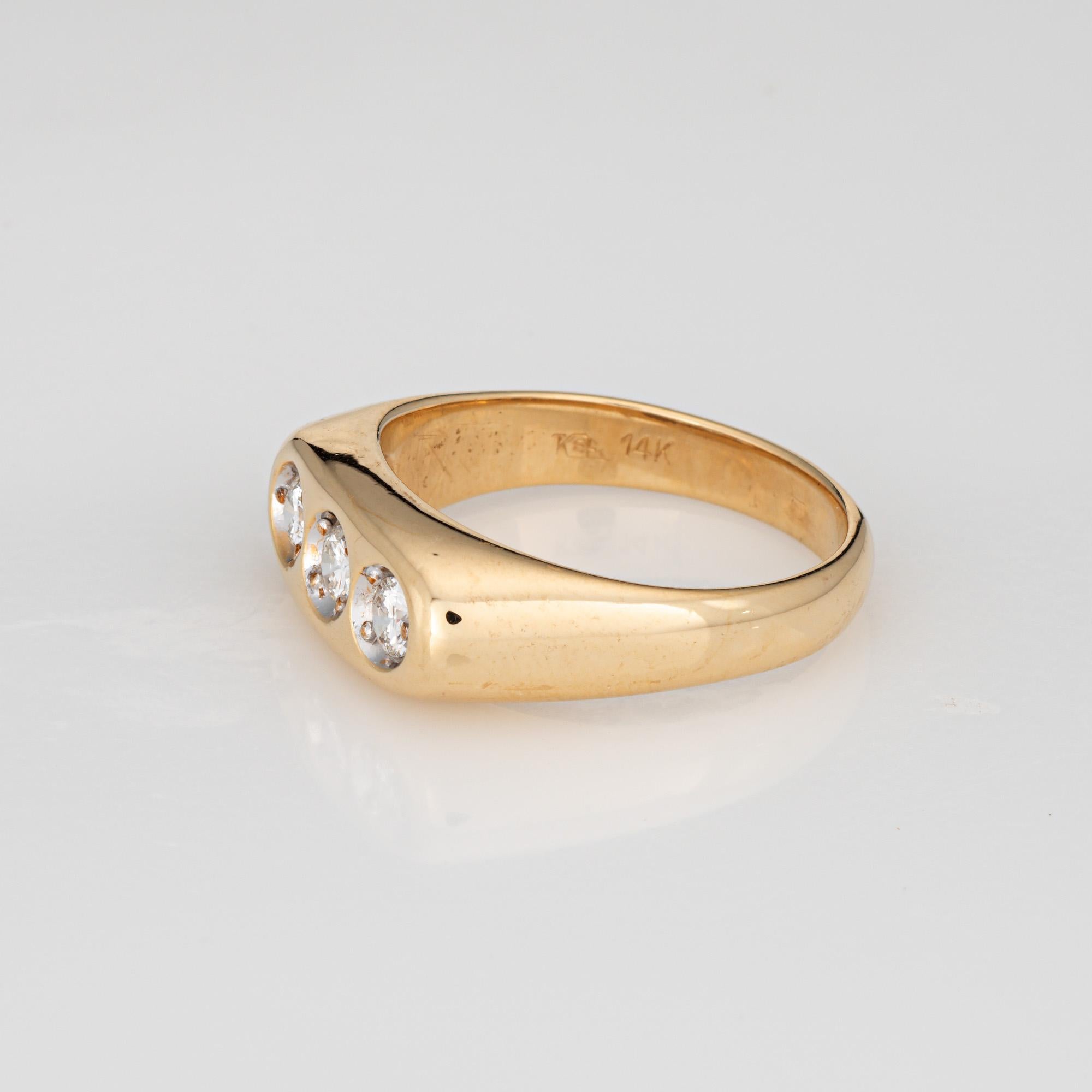 Taglio rotondo Anello vintage con tre diamanti Sz 10 Band 14k Yellow Gold Trilogy Estate Jewelry in vendita