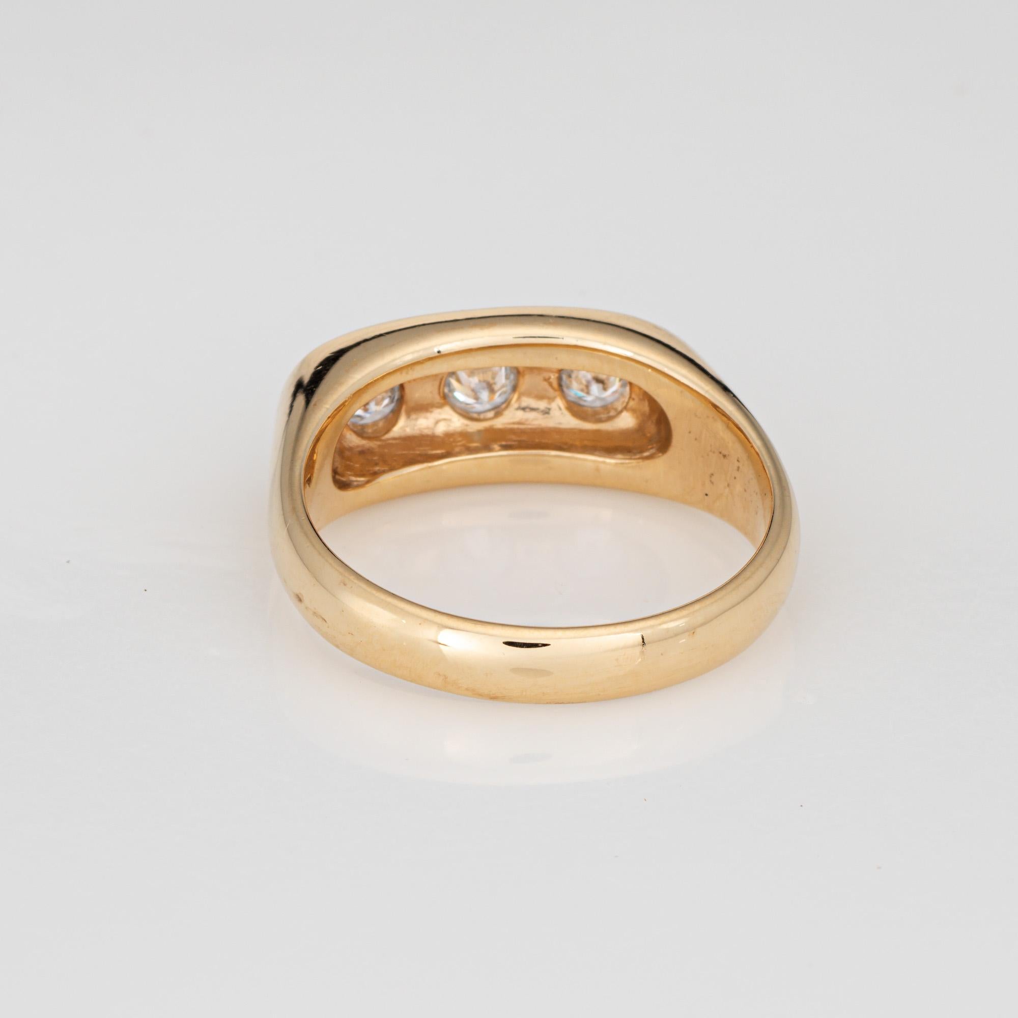 Anello vintage con tre diamanti Sz 10 Band 14k Yellow Gold Trilogy Estate Jewelry In condizioni buone in vendita a Torrance, CA