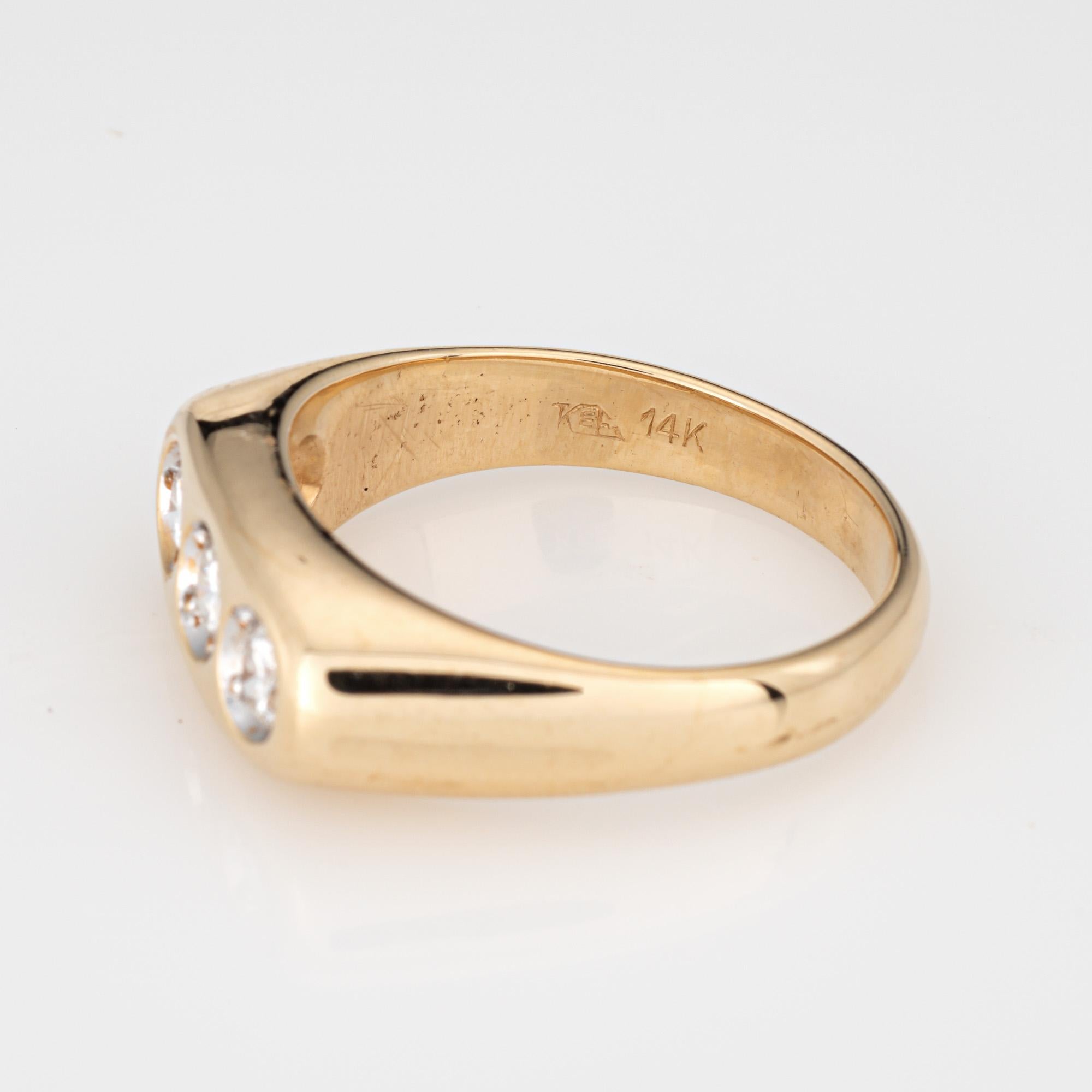 Anello vintage con tre diamanti Sz 10 Band 14k Yellow Gold Trilogy Estate Jewelry in vendita 1