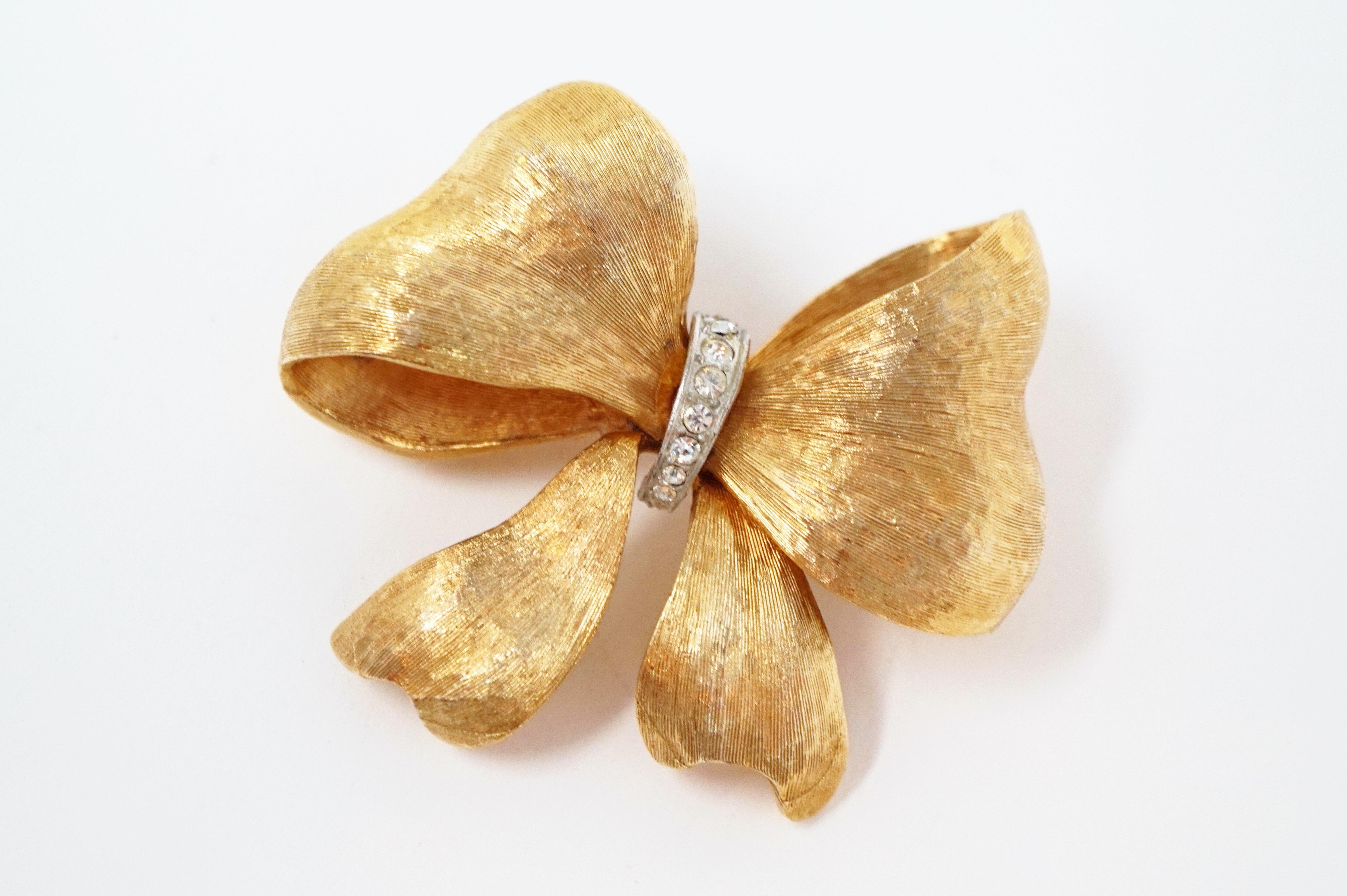 Vintage Three Dimensional Gilded Bow Brooch, circa 1950s In Good Condition In McKinney, TX
