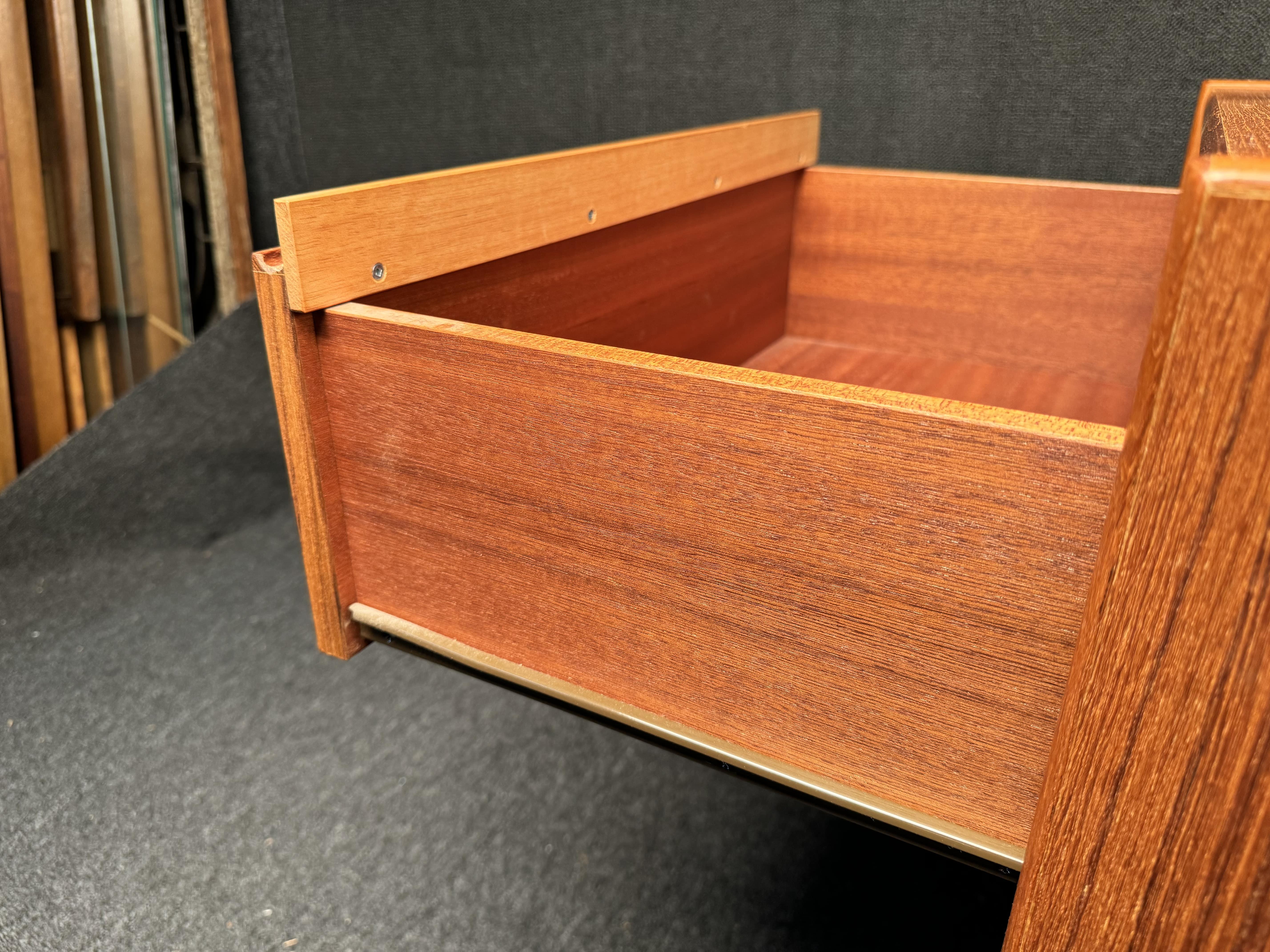 Vintage-Nachttische mit drei Schubladen aus Teakholz im Angebot 12