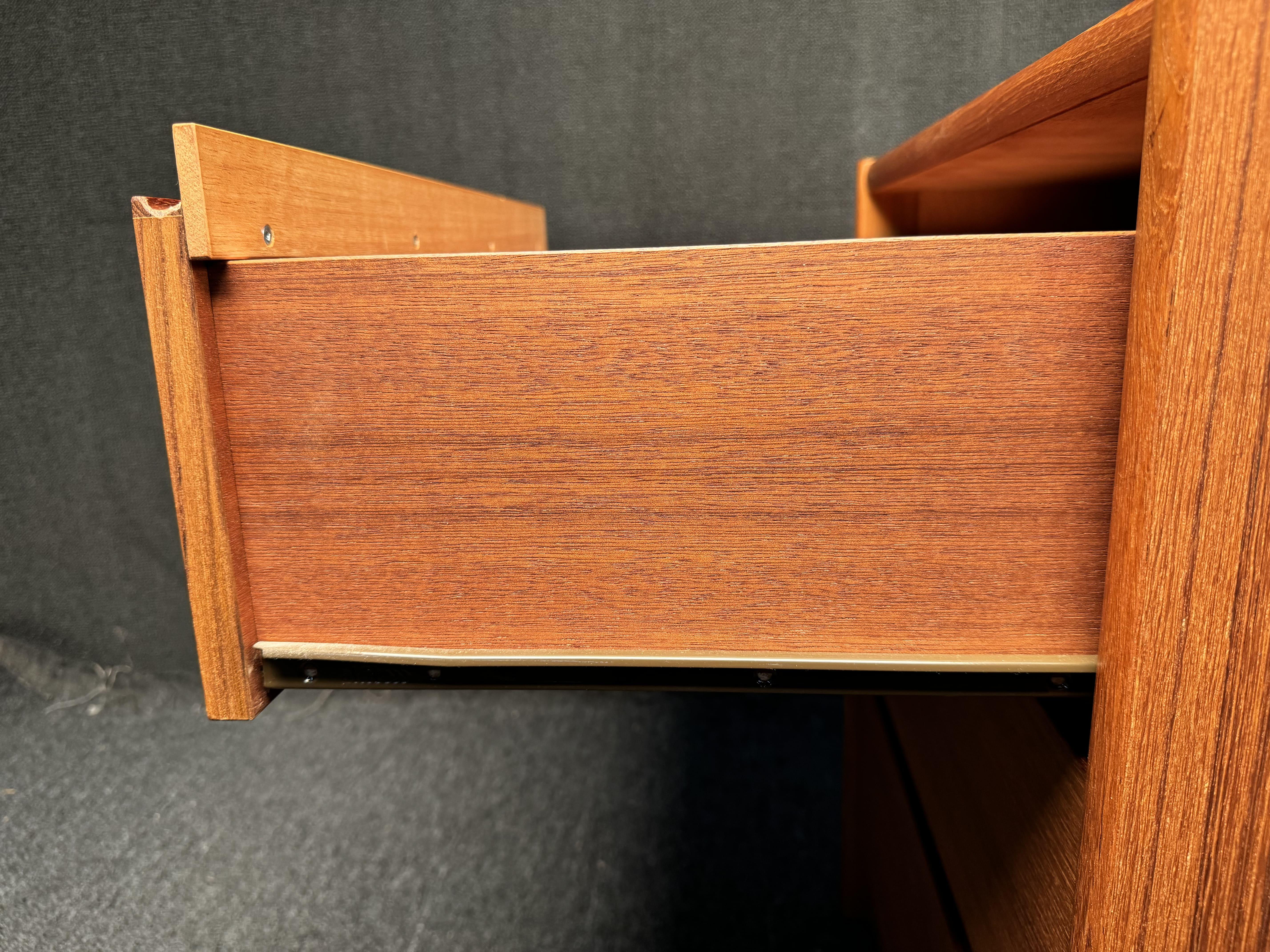 Vintage-Nachttische mit drei Schubladen aus Teakholz im Angebot 13