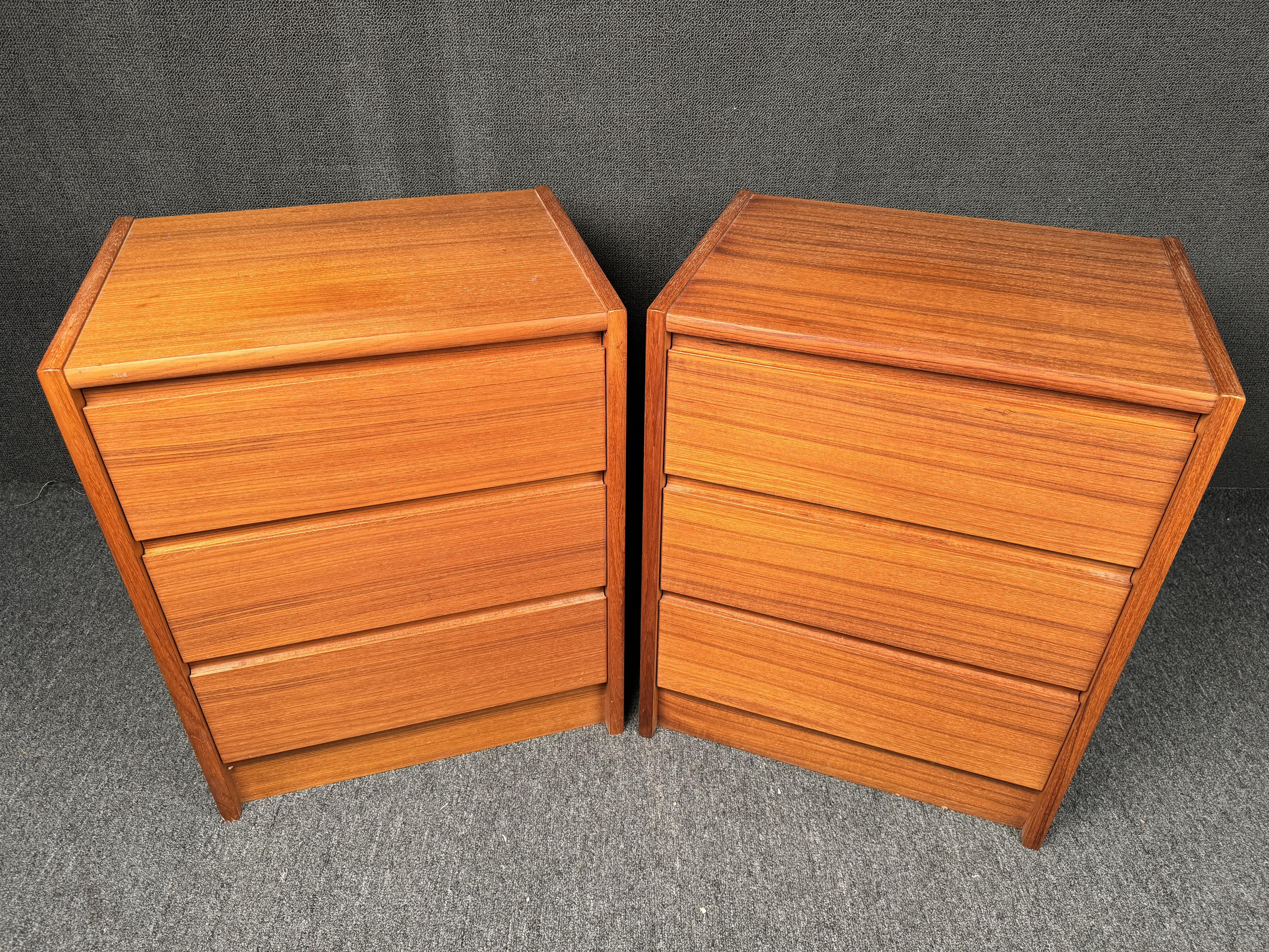Vintage Nachttische mit drei Schubladen aus Teakholz. Mit 3 Schubladen für reichlich Stauraum am Bett. Bitte bestätigen Sie den Standort mit dem Verkäufer (NY oder NJ)

